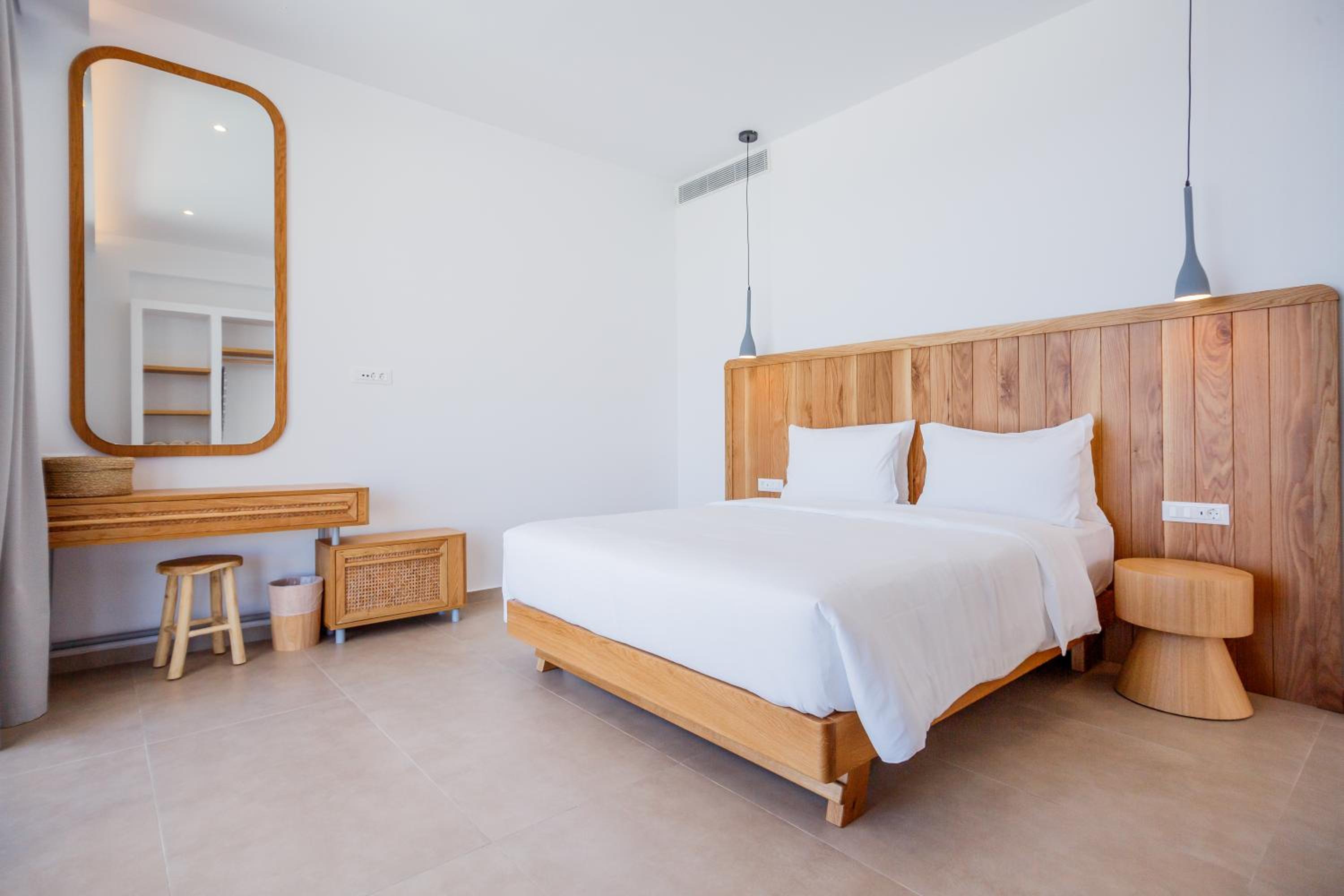 Theros Luxury Suites