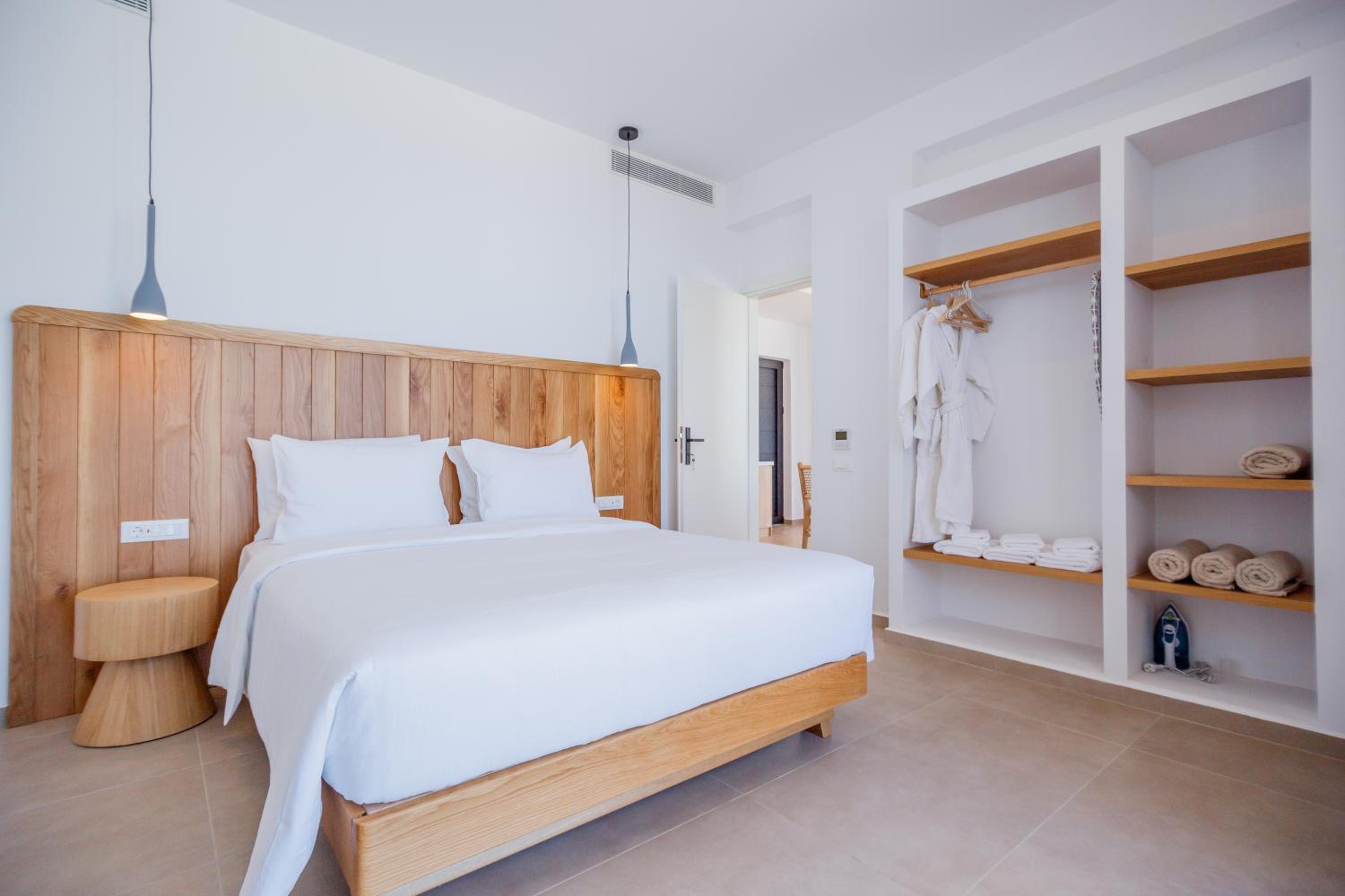 Theros Luxury Suites