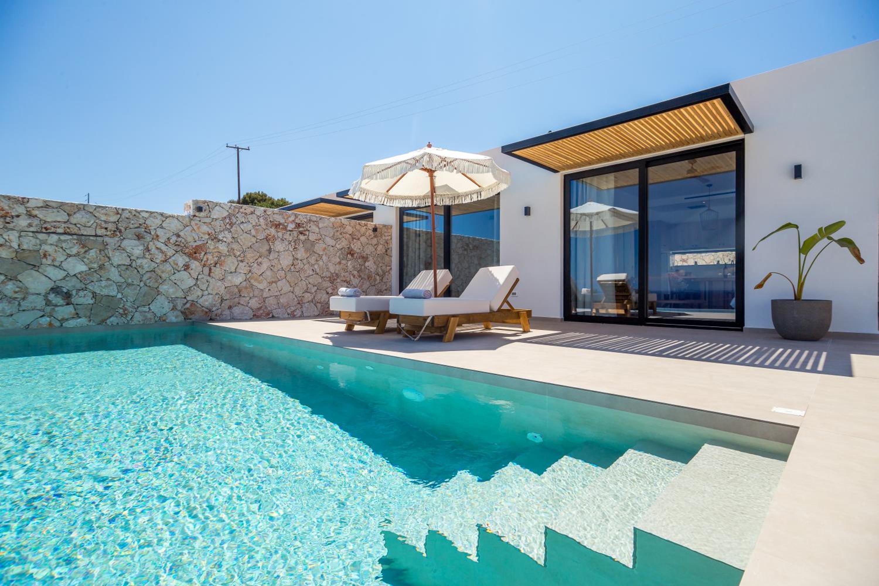 Theros Luxury Suites