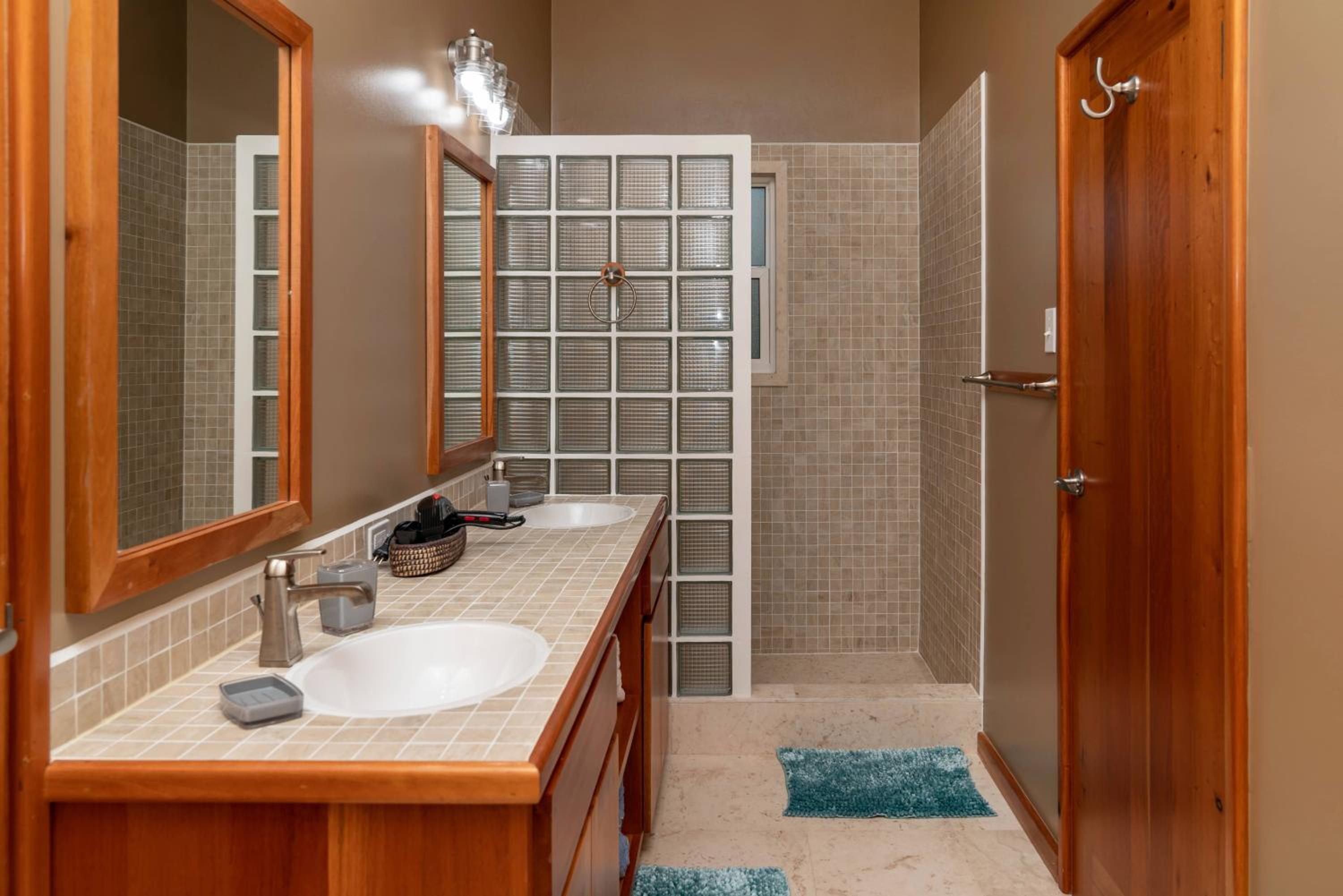 Residences at Barrier Reef 10-1B Oceanfront 2 BR by Stay Floreo