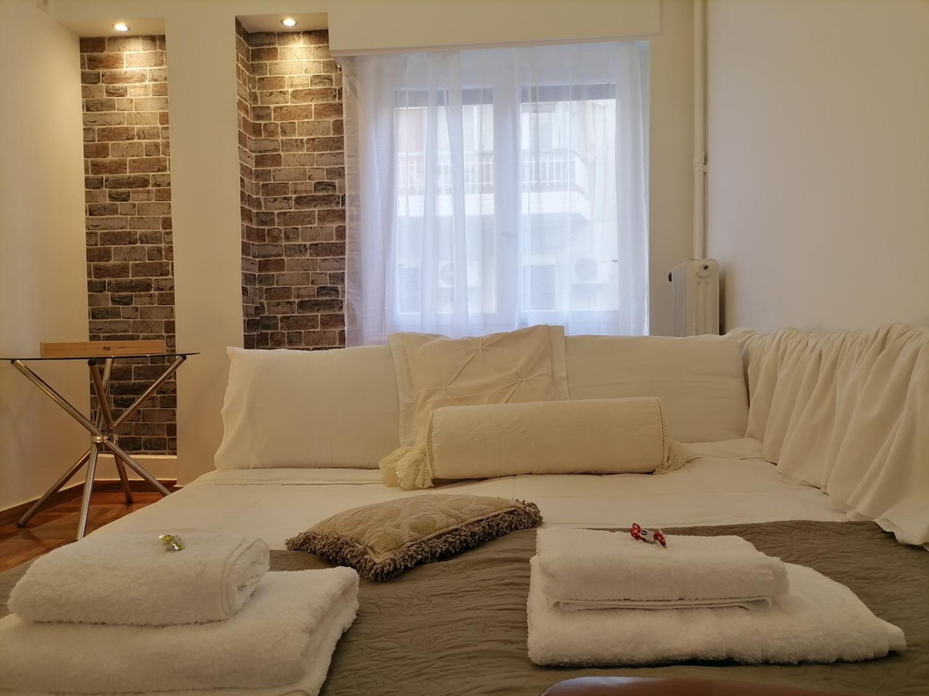 Acropolis Delux 1st FLR Aprt up 4 guests by LODGESPOT photo 2