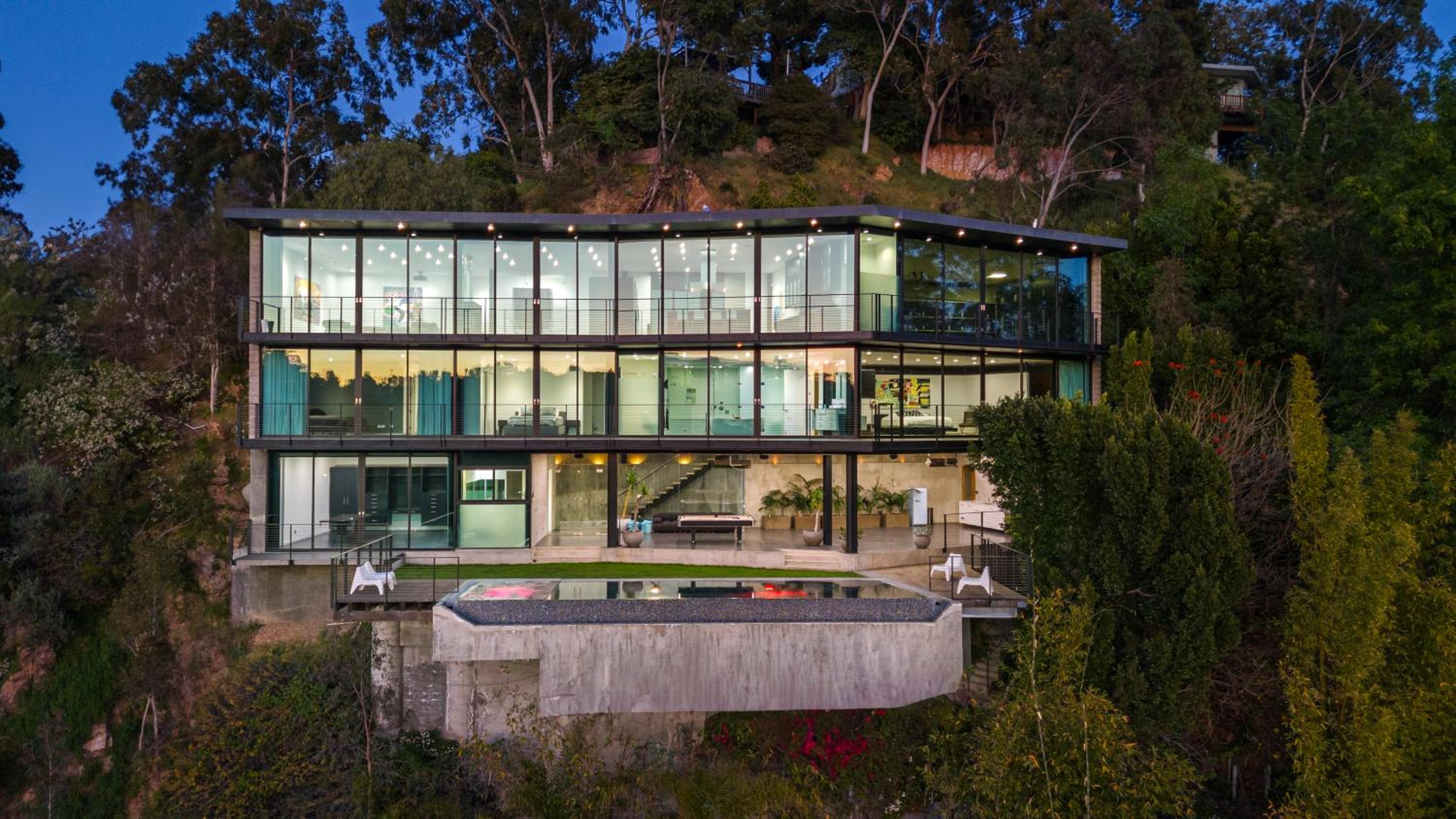 Architectural Masterpiece With Panoramic Views