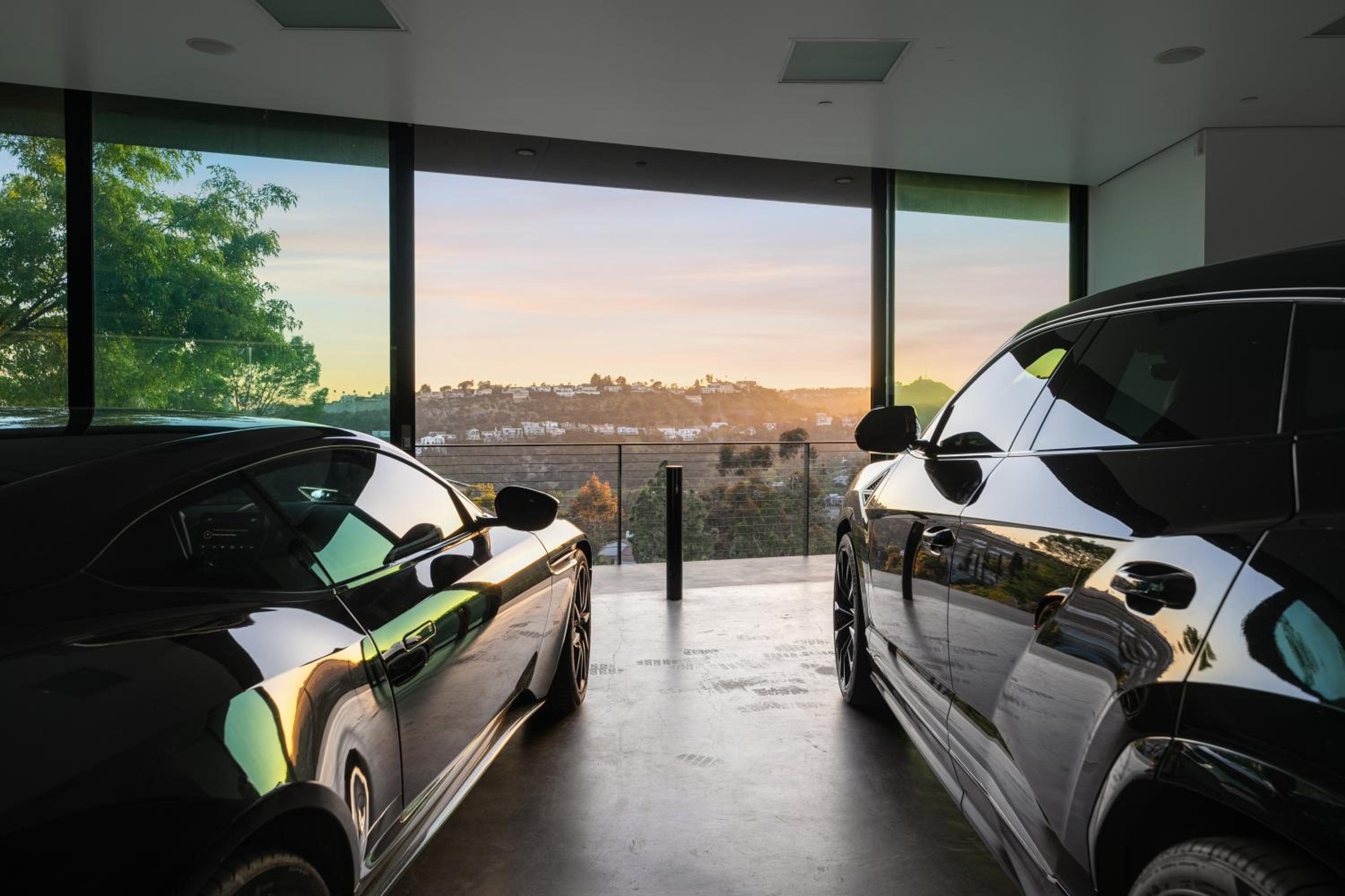 Architectural Masterpiece With Panoramic Views
