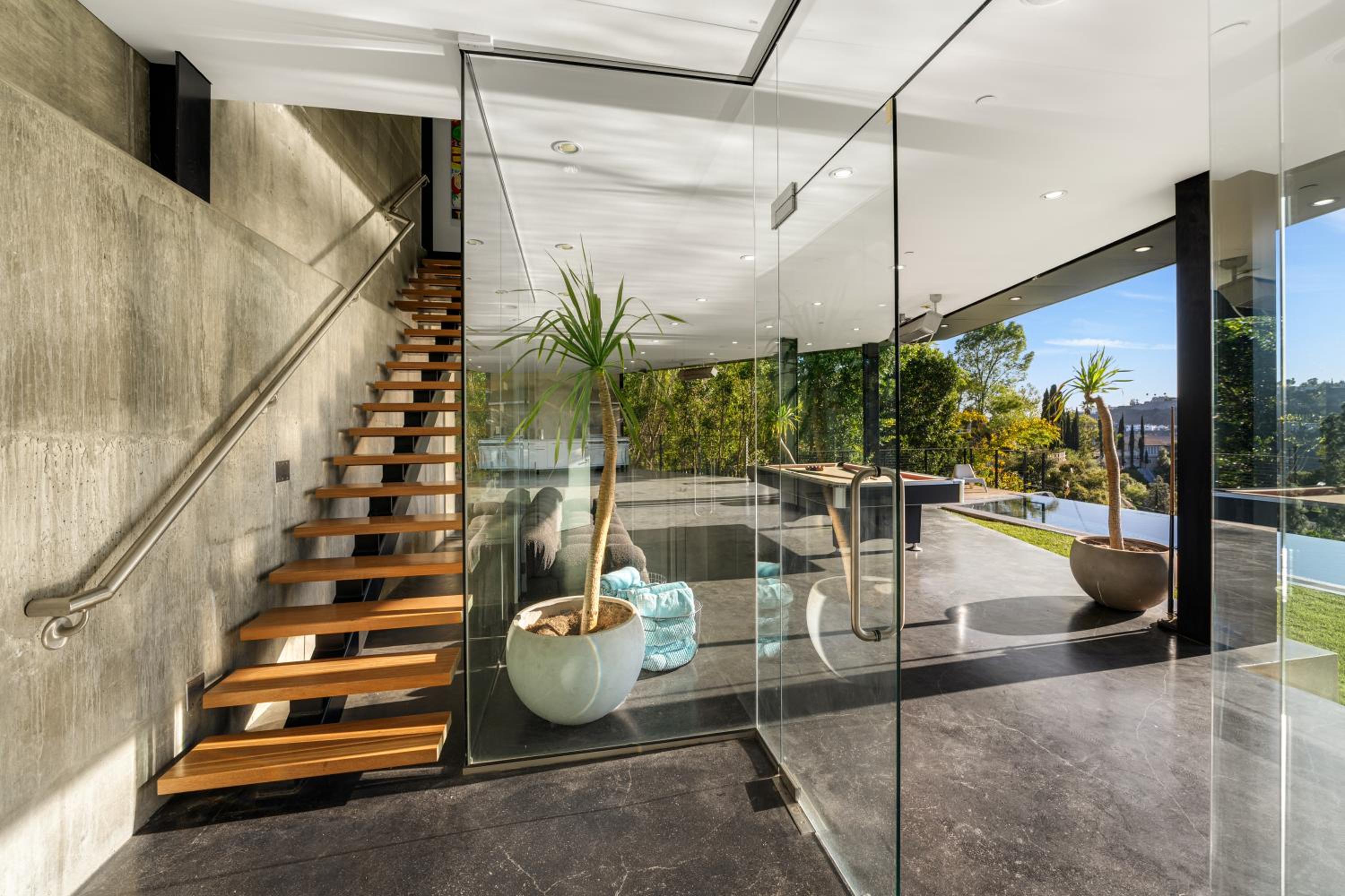 Architectural Masterpiece With Panoramic Views