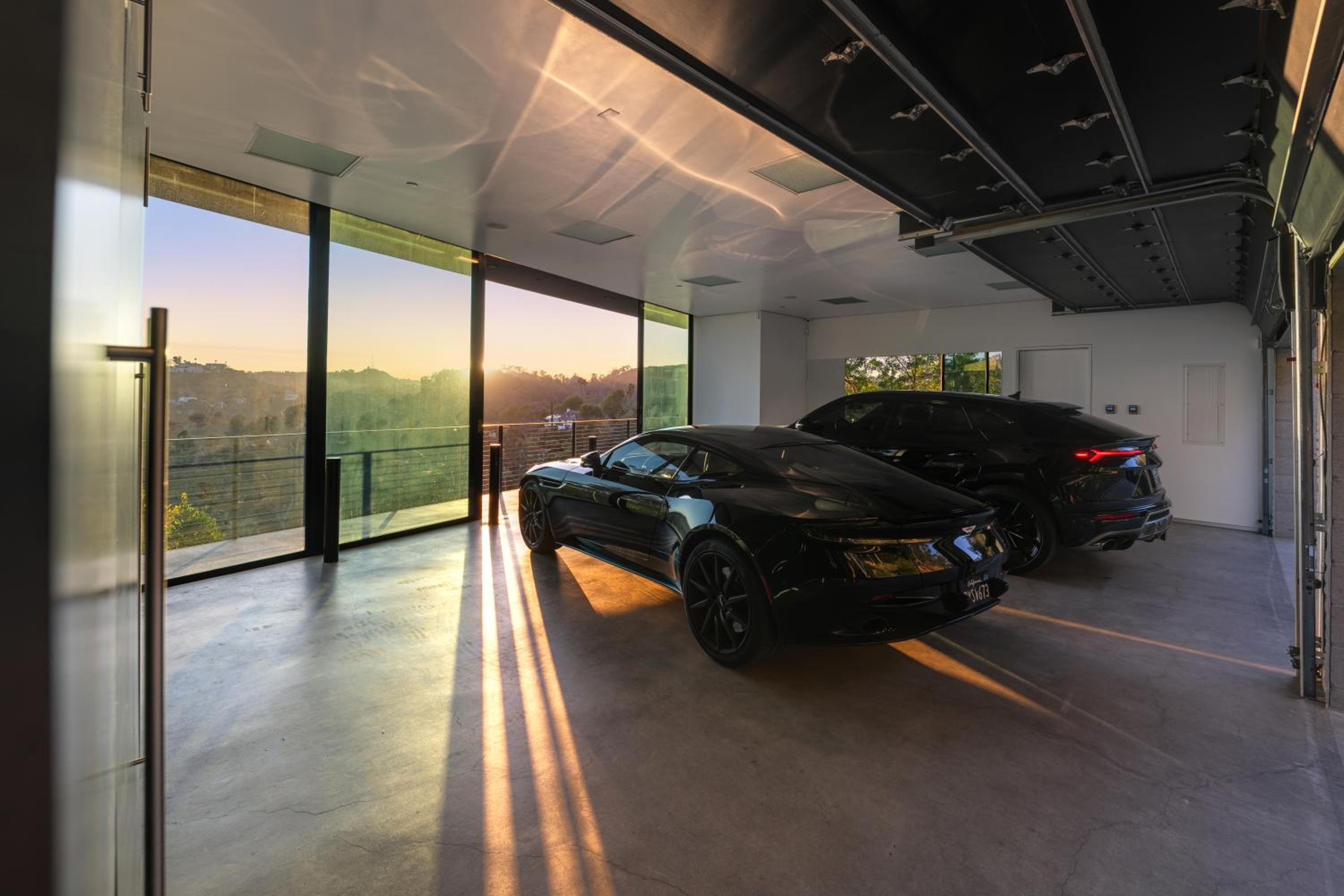 Architectural Masterpiece With Panoramic Views