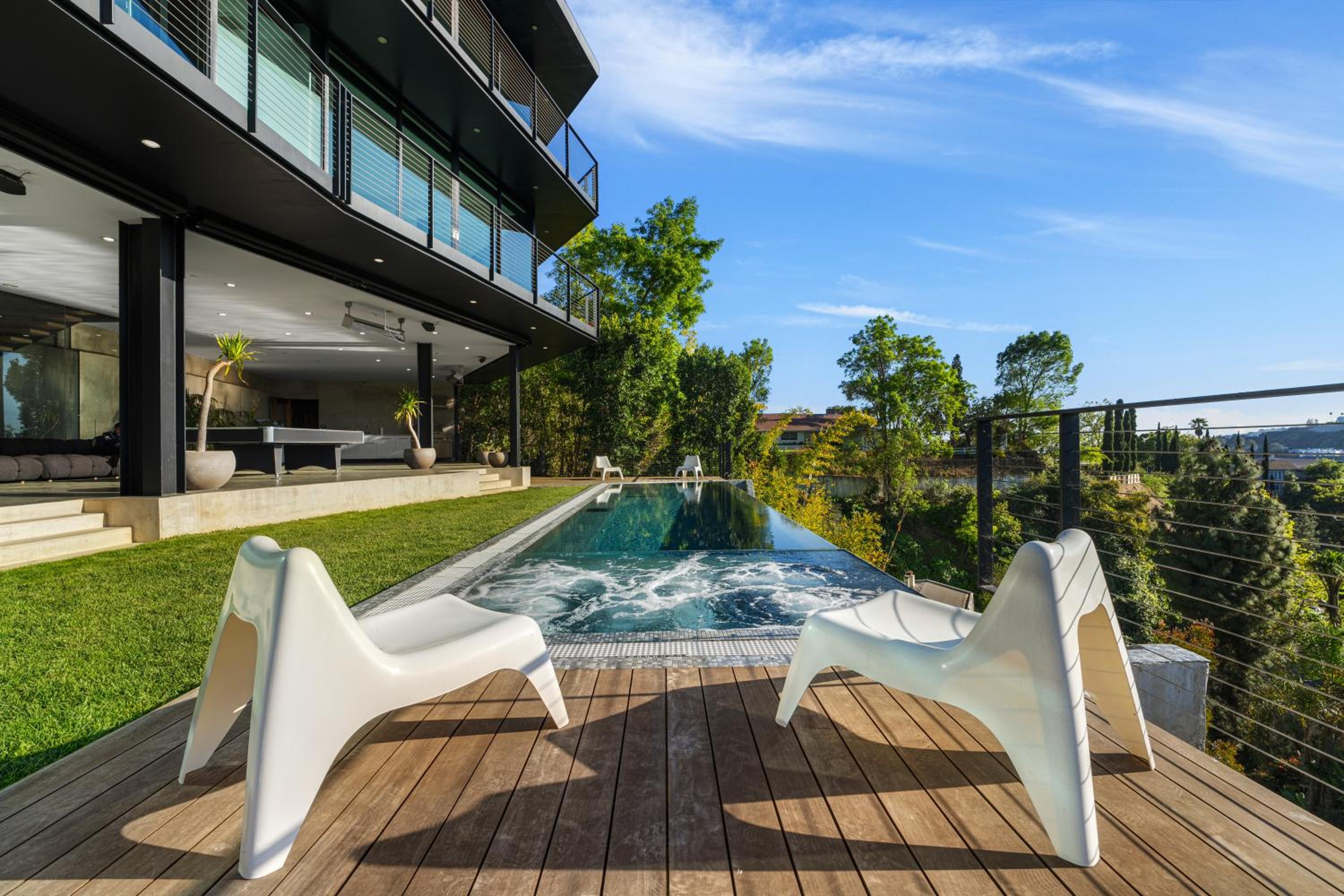 Architectural Masterpiece With Panoramic Views