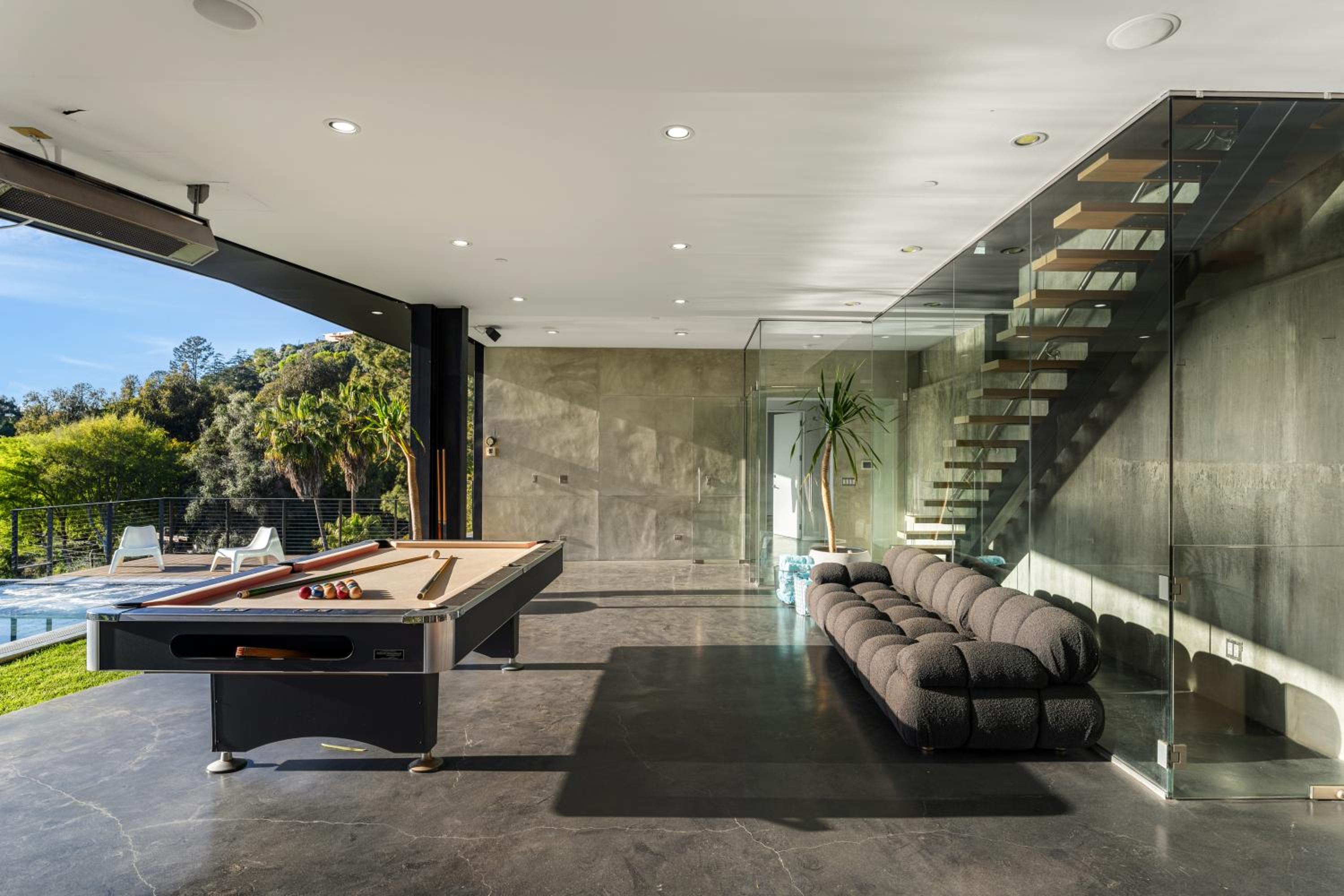 Architectural Masterpiece With Panoramic Views