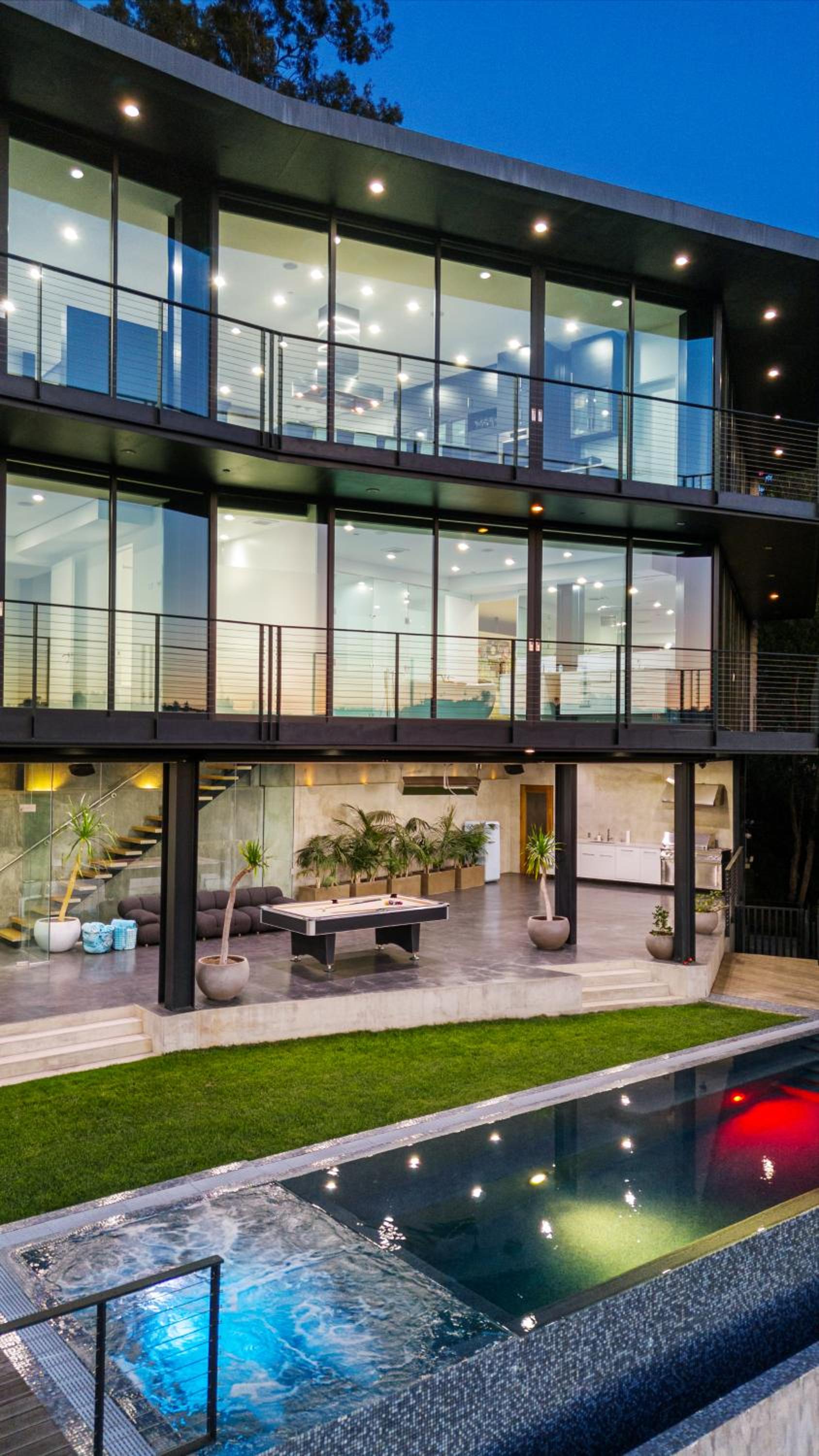 Architectural Masterpiece With Panoramic Views