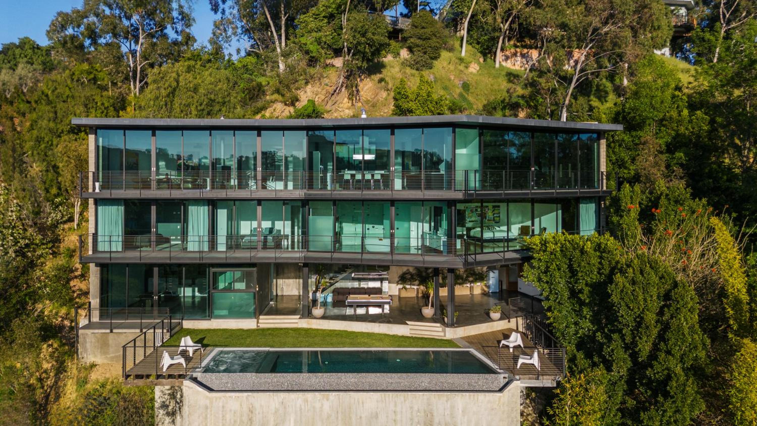 Architectural Masterpiece With Panoramic Views