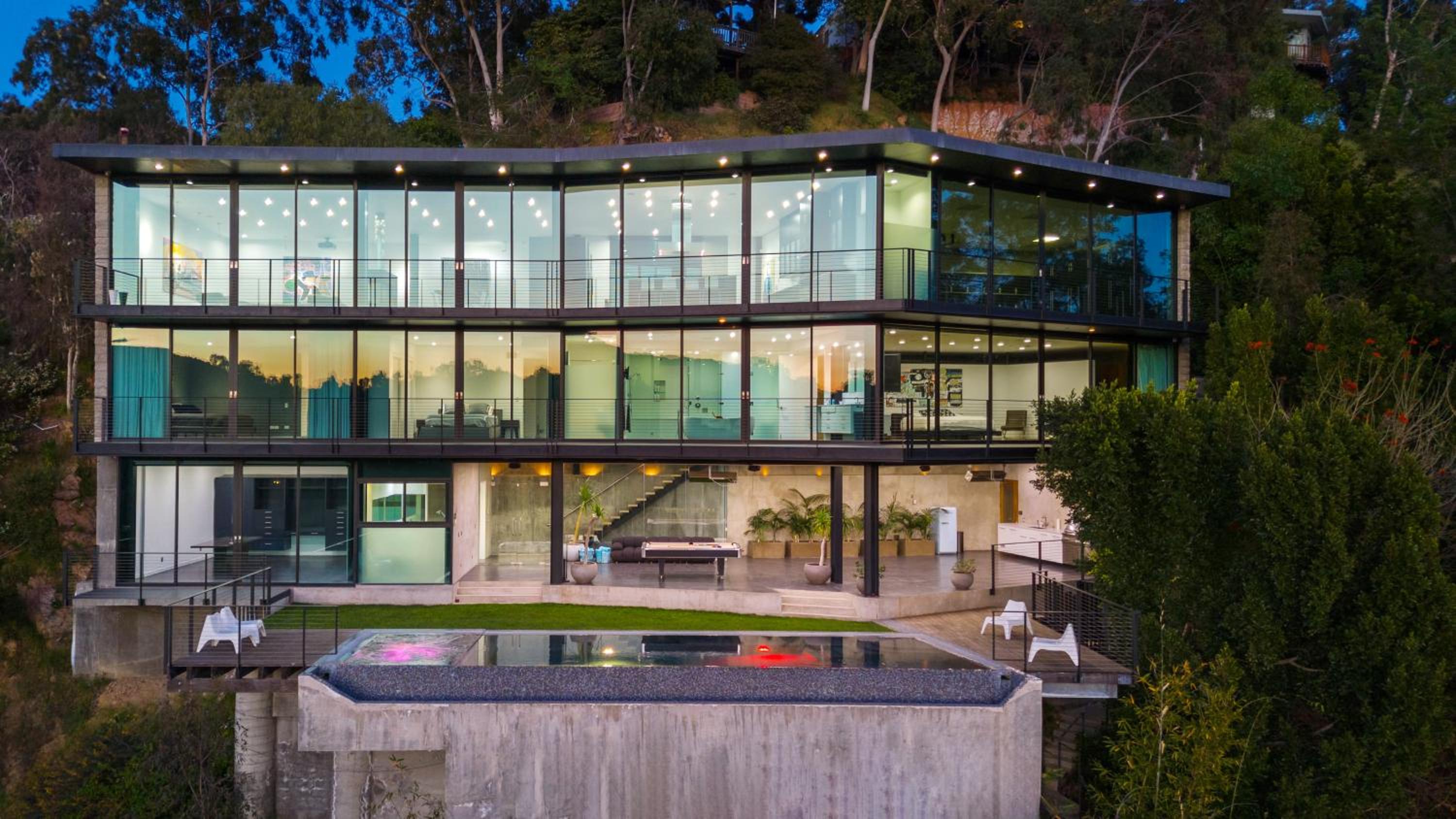 Architectural Masterpiece With Panoramic Views