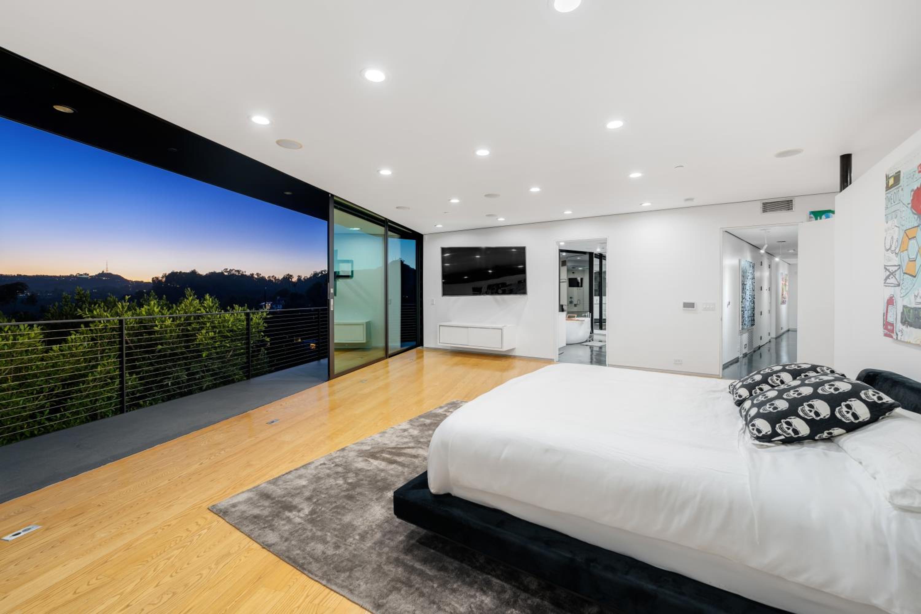 Architectural Masterpiece With Panoramic Views