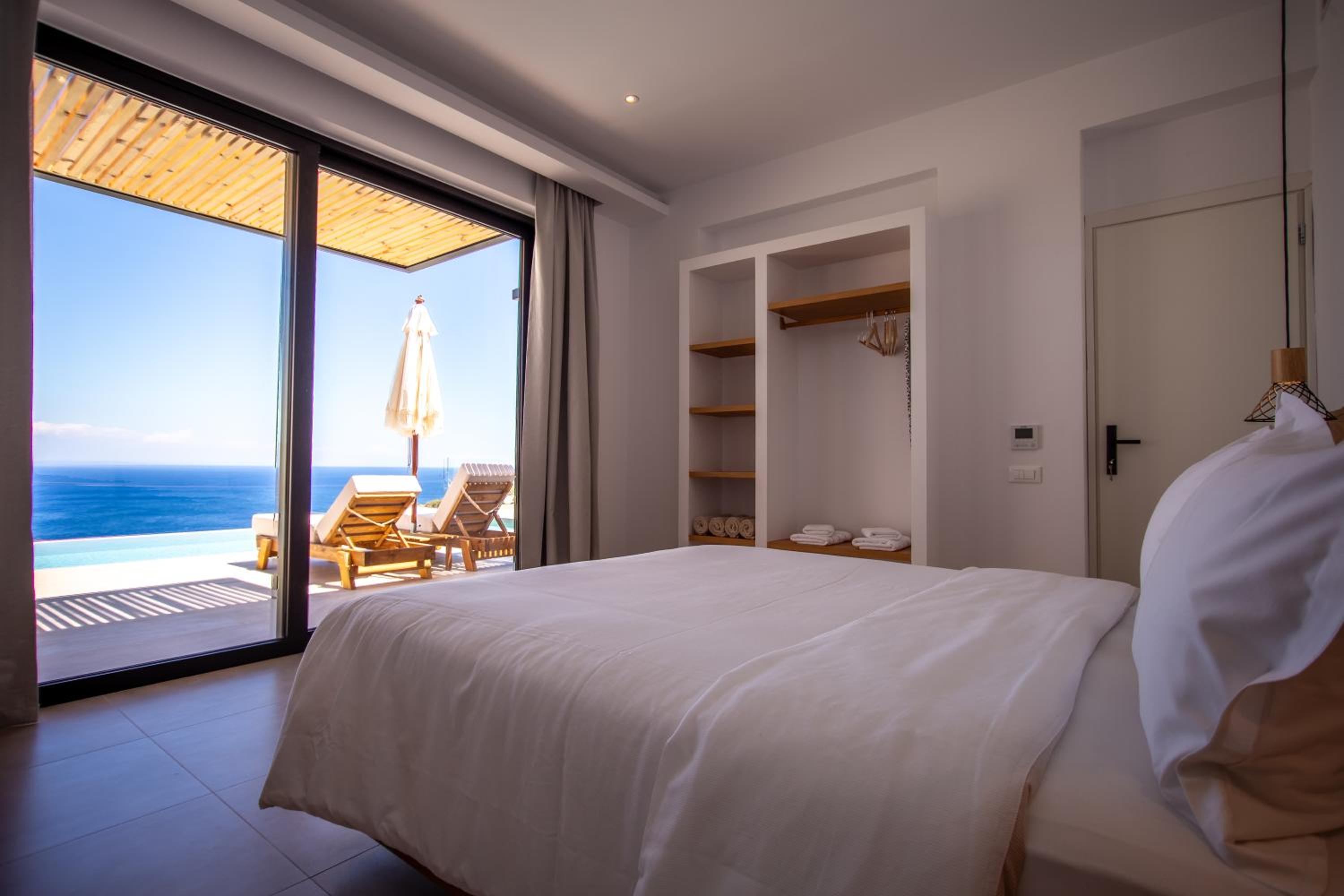Theros Luxury Suites