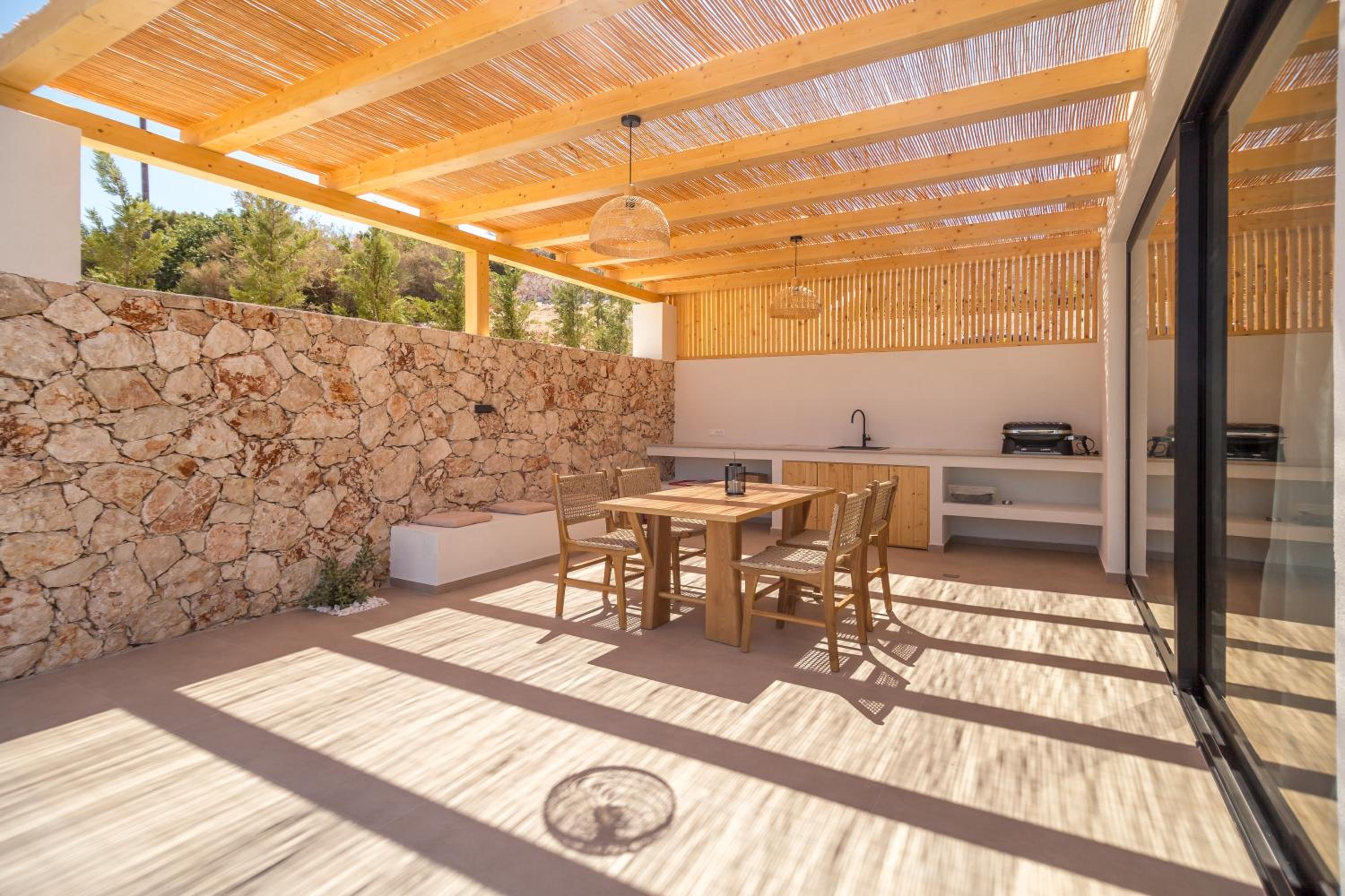 Theros Luxury Suites
