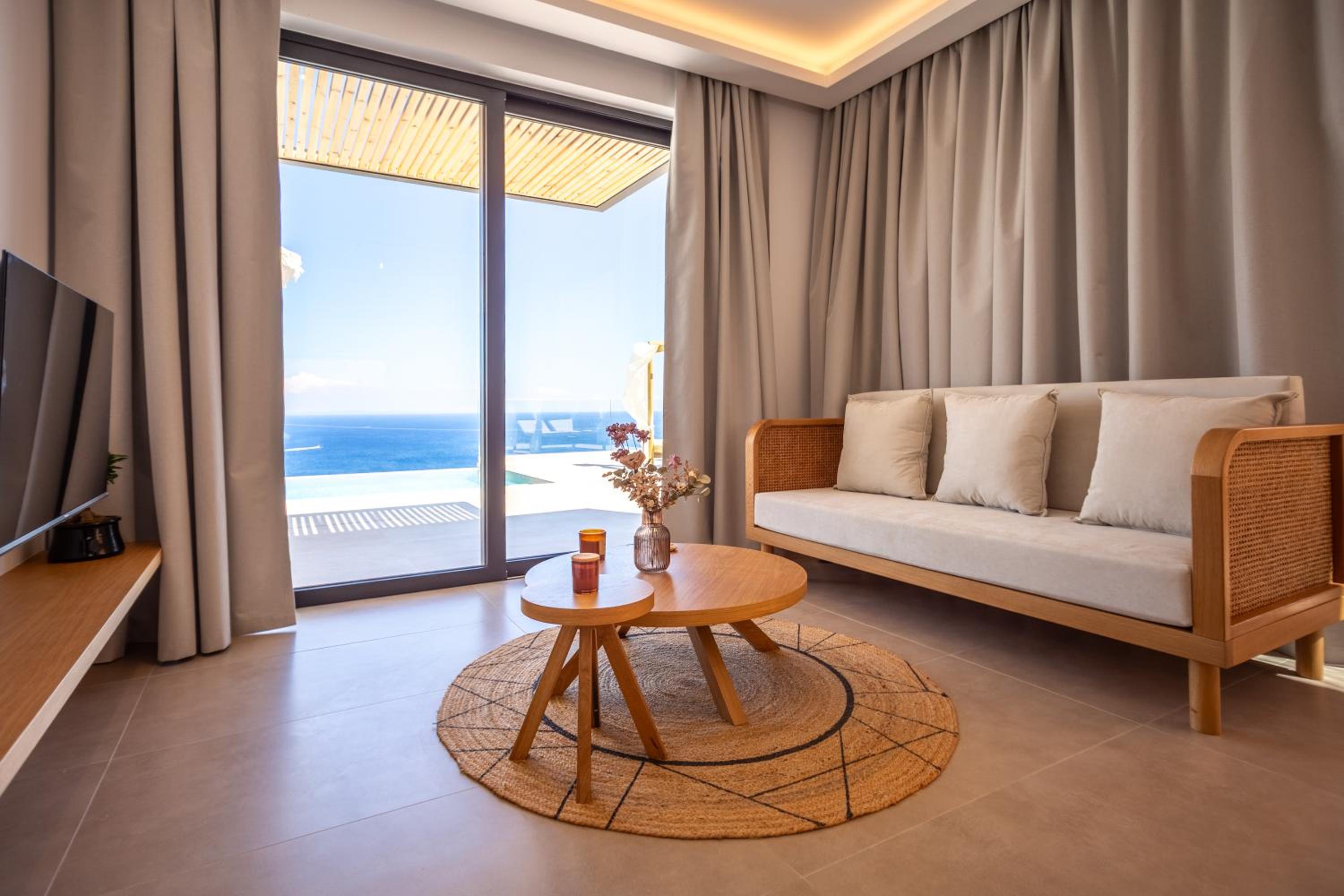 Theros Luxury Suites