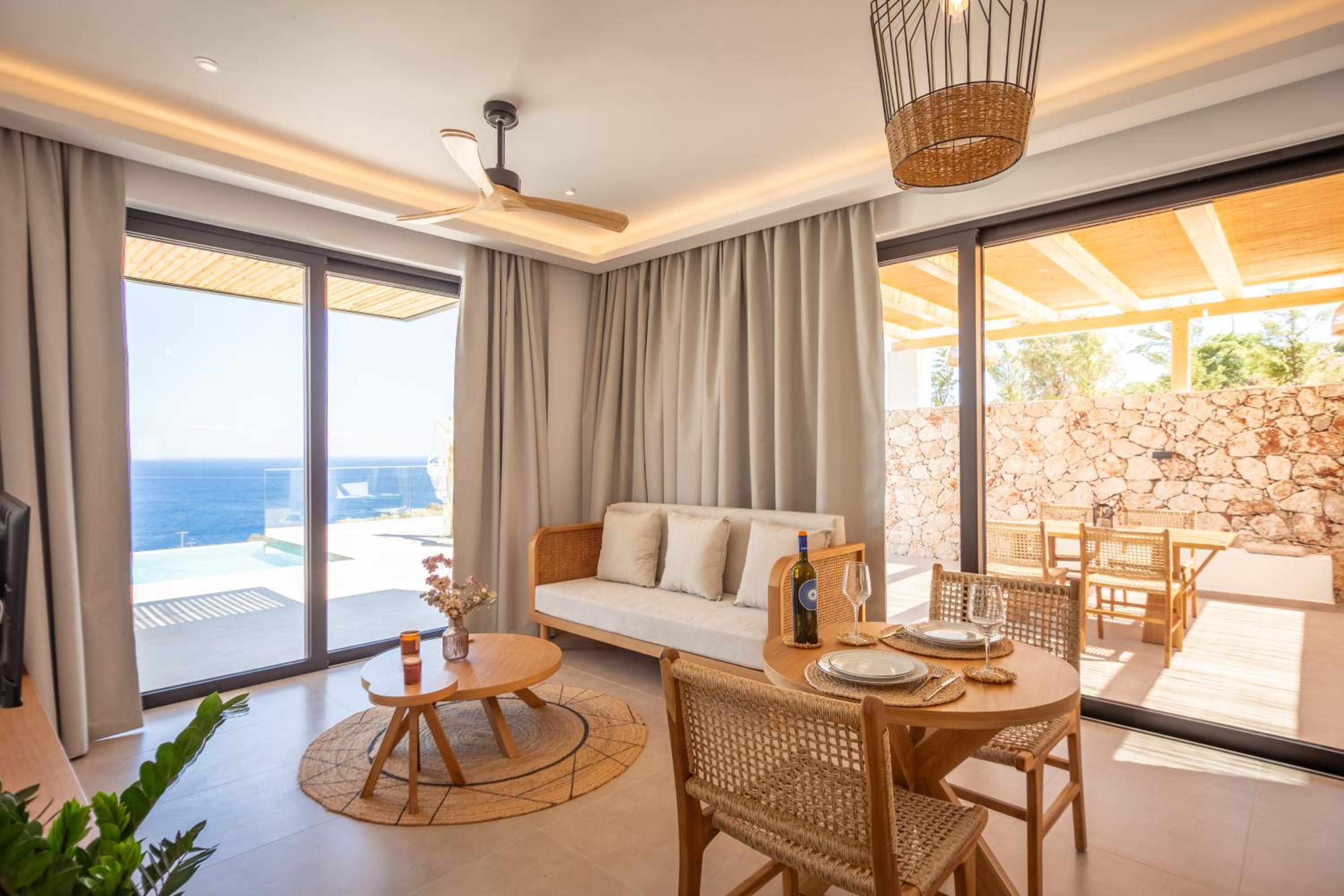 Theros Luxury Suites