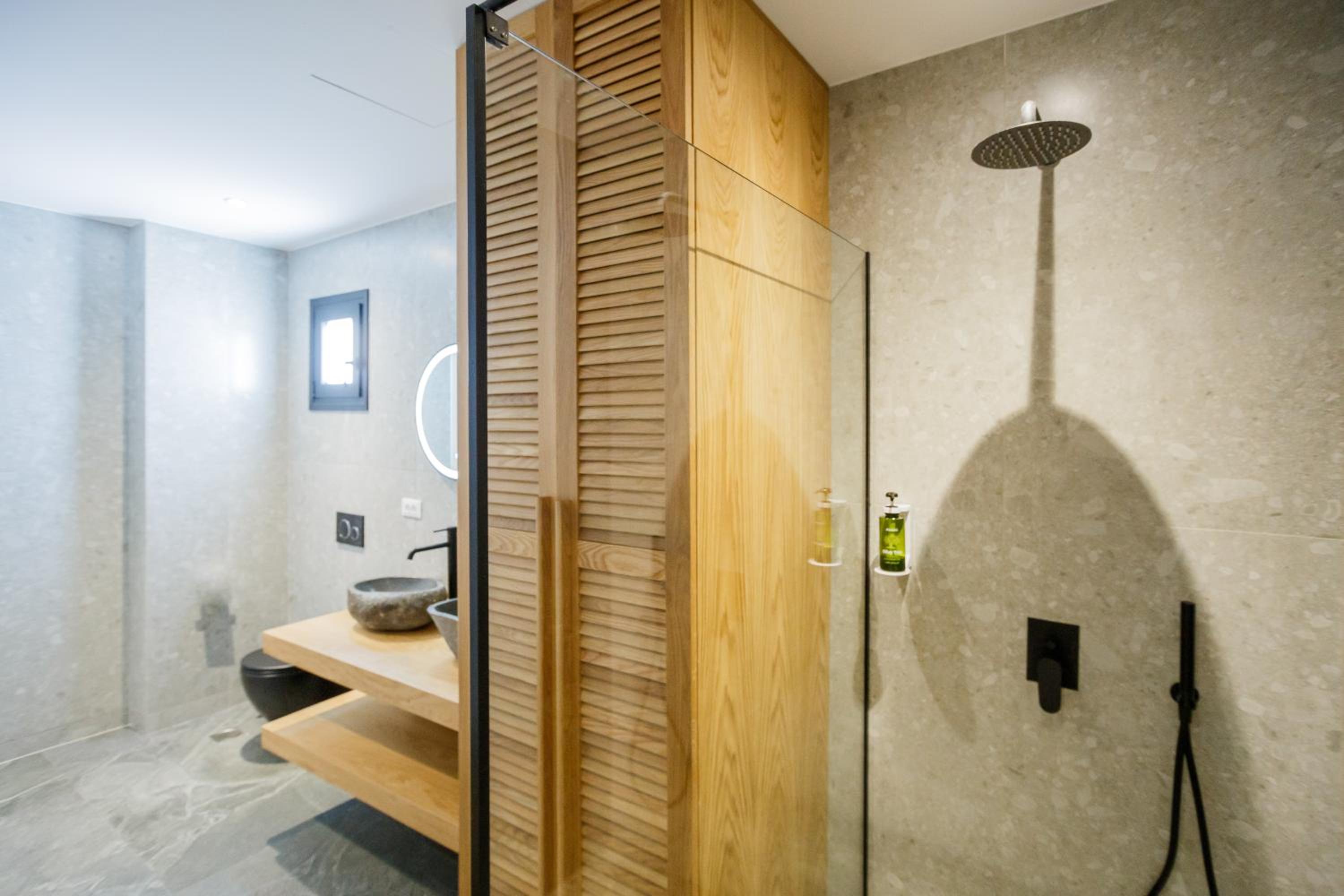 Theros Luxury Suites