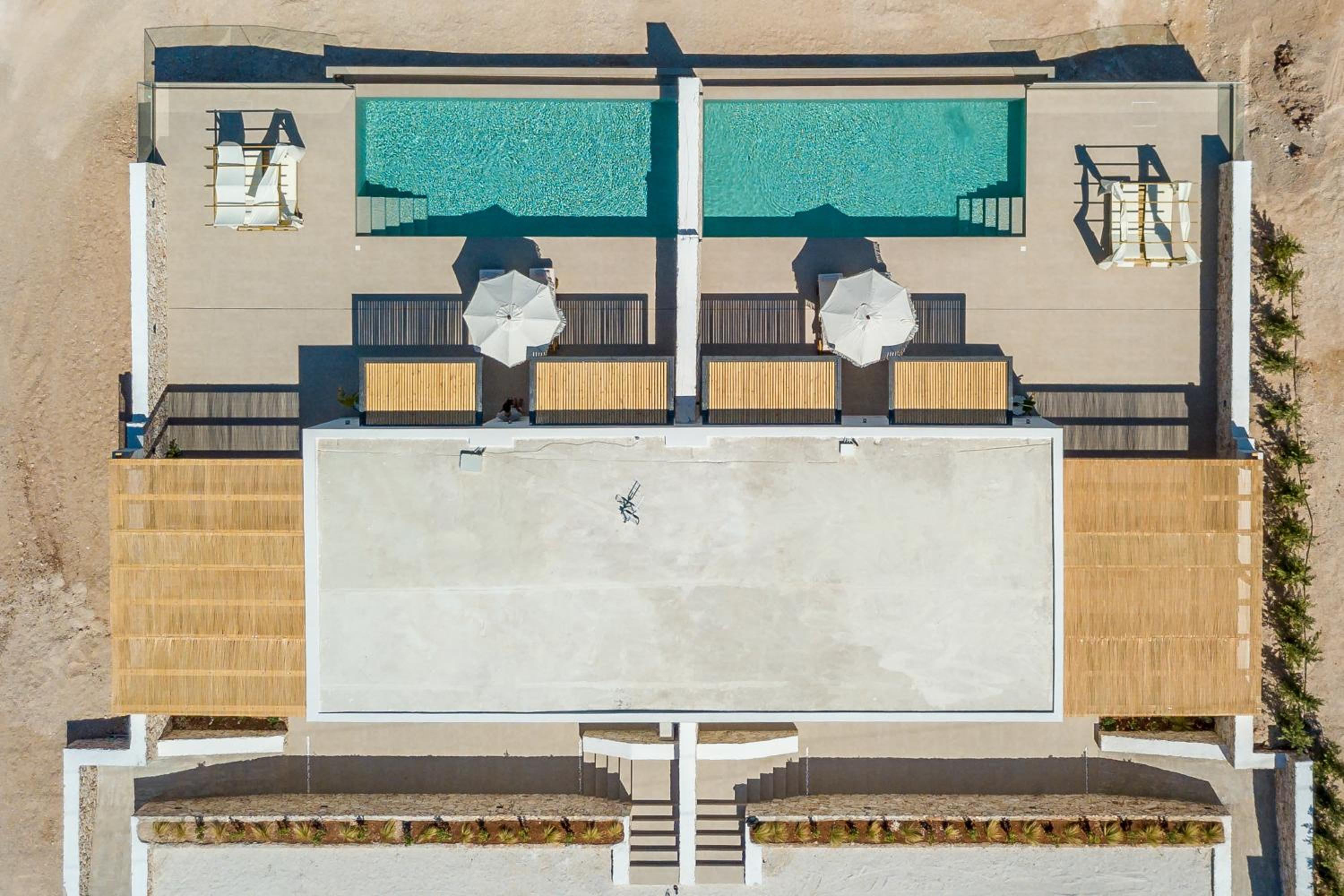Theros Luxury Suites