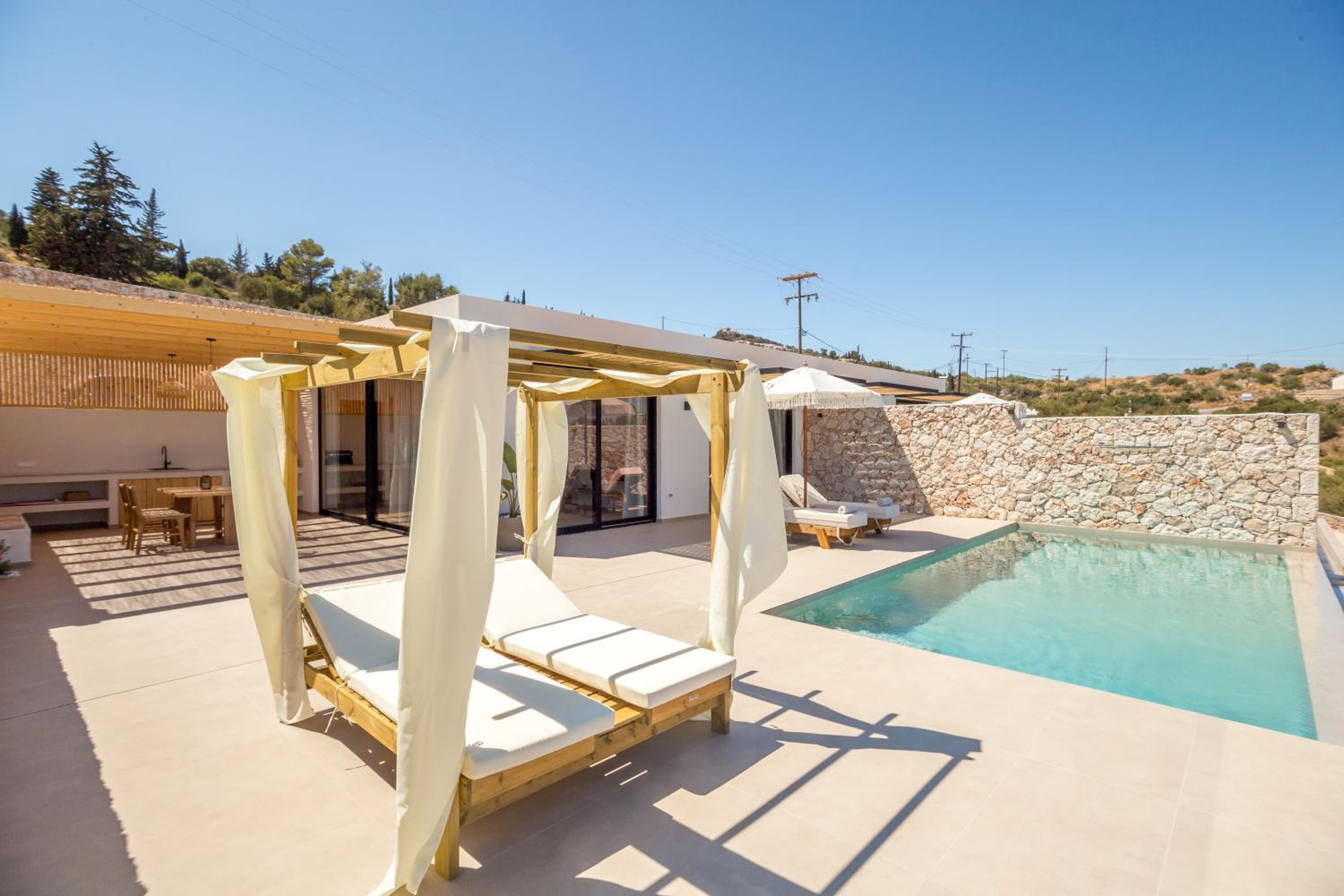 Theros Luxury Suites