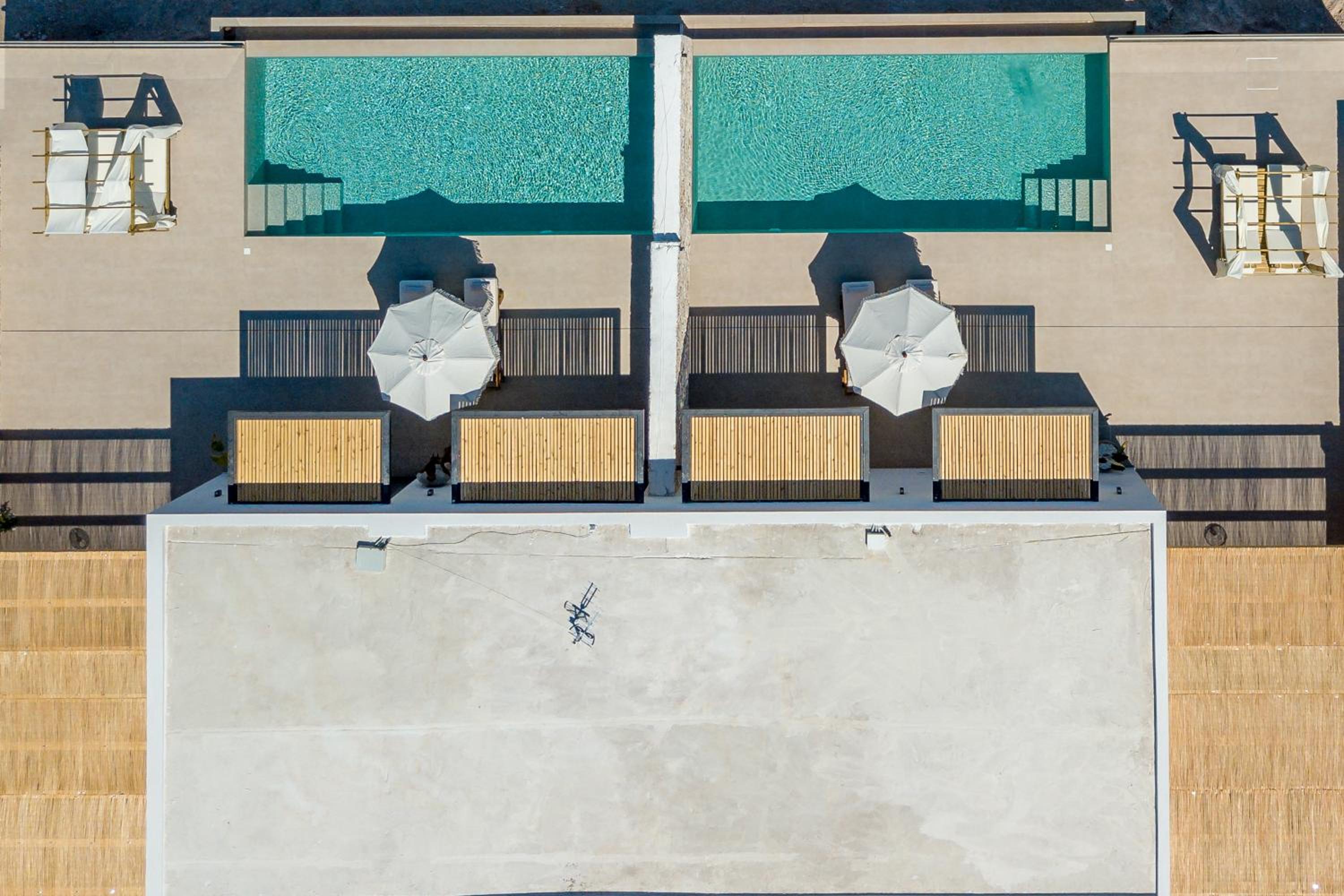Theros Luxury Suites