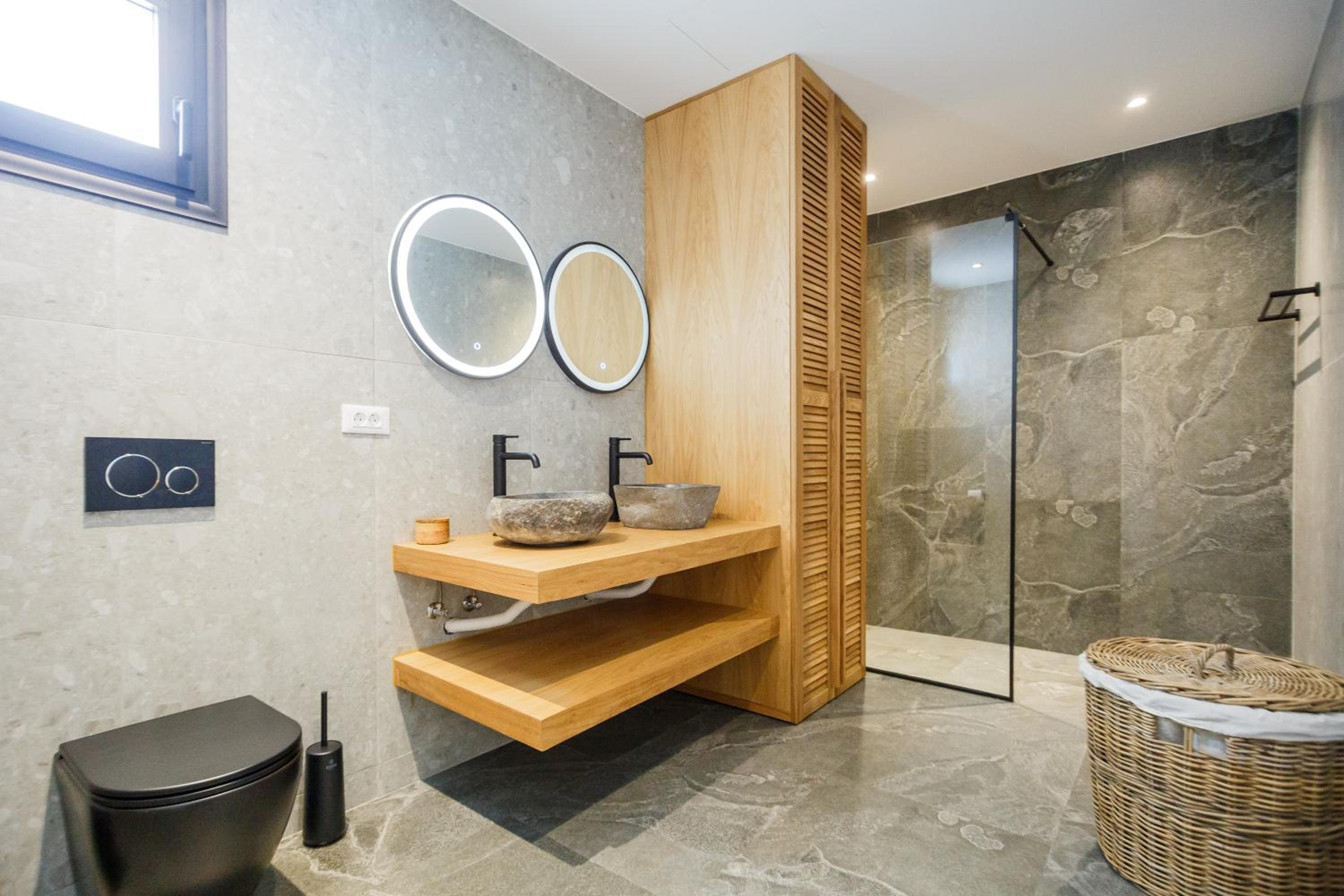 Theros Luxury Suites