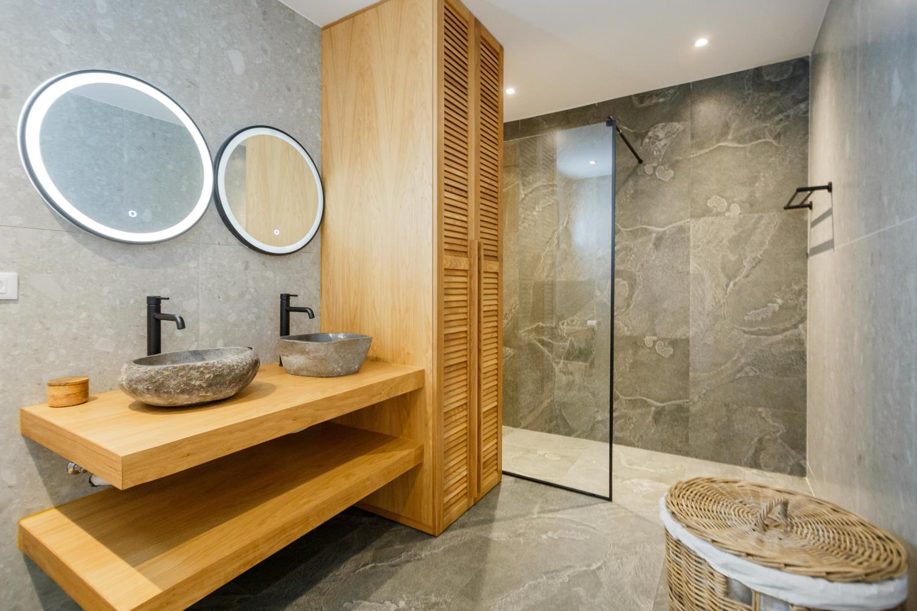 Theros Luxury Suites