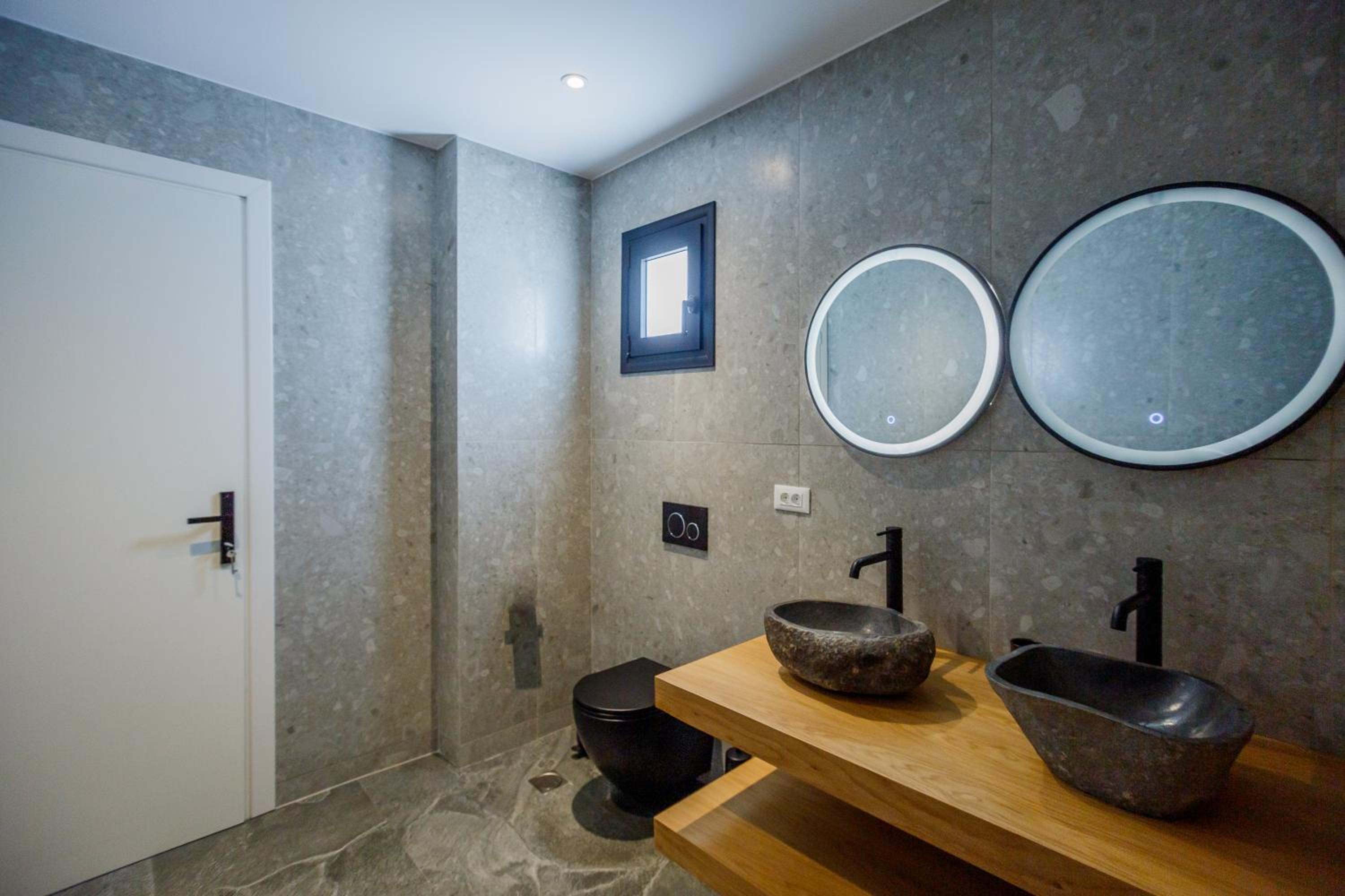 Theros Luxury Suites
