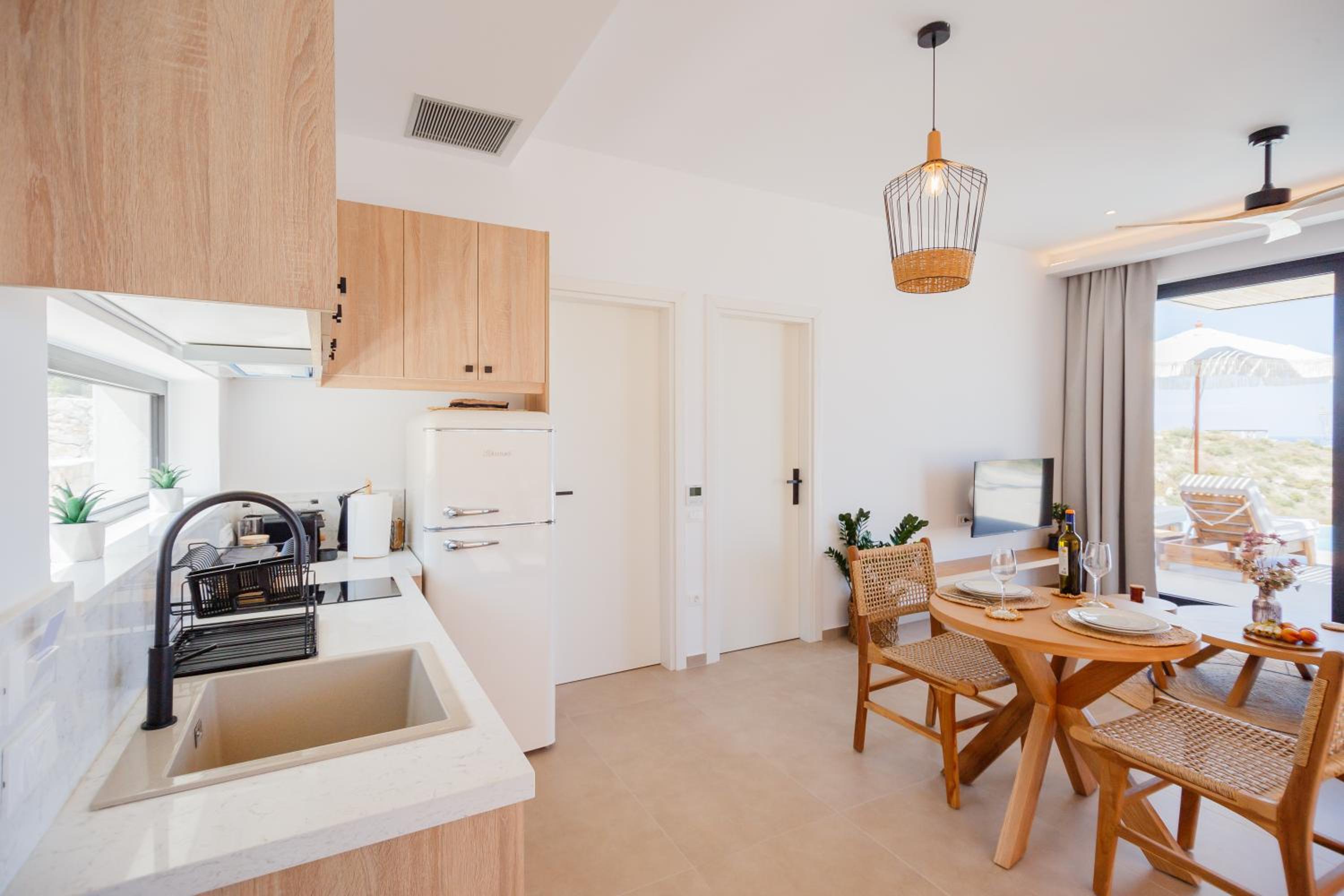 Theros Luxury Suites