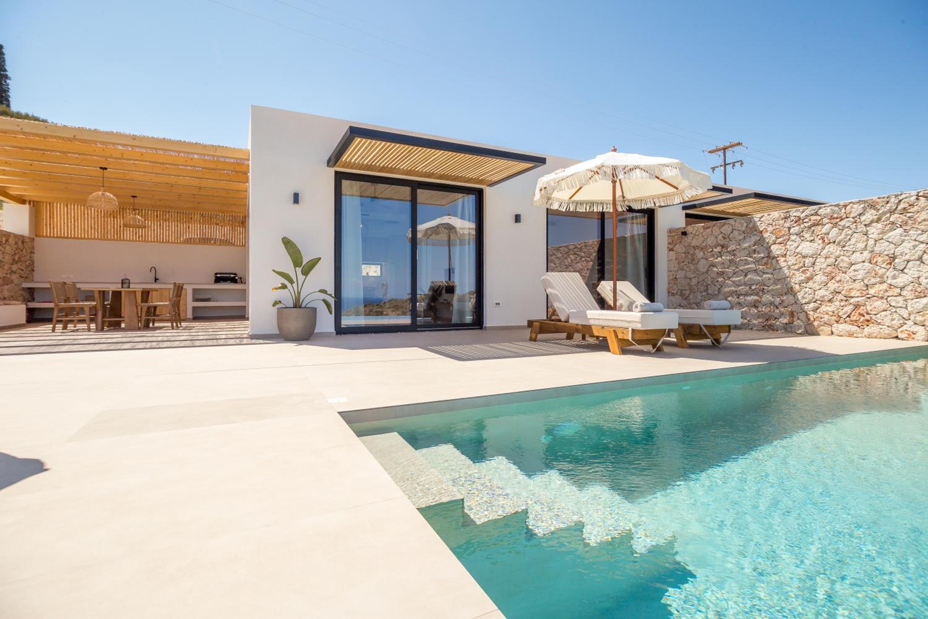 Theros Luxury Suites