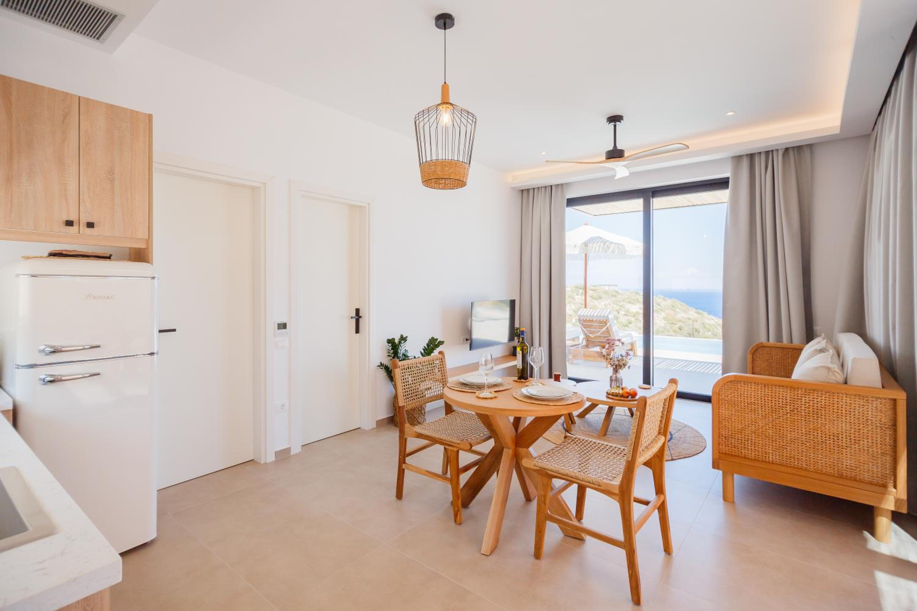 Theros Luxury Suites
