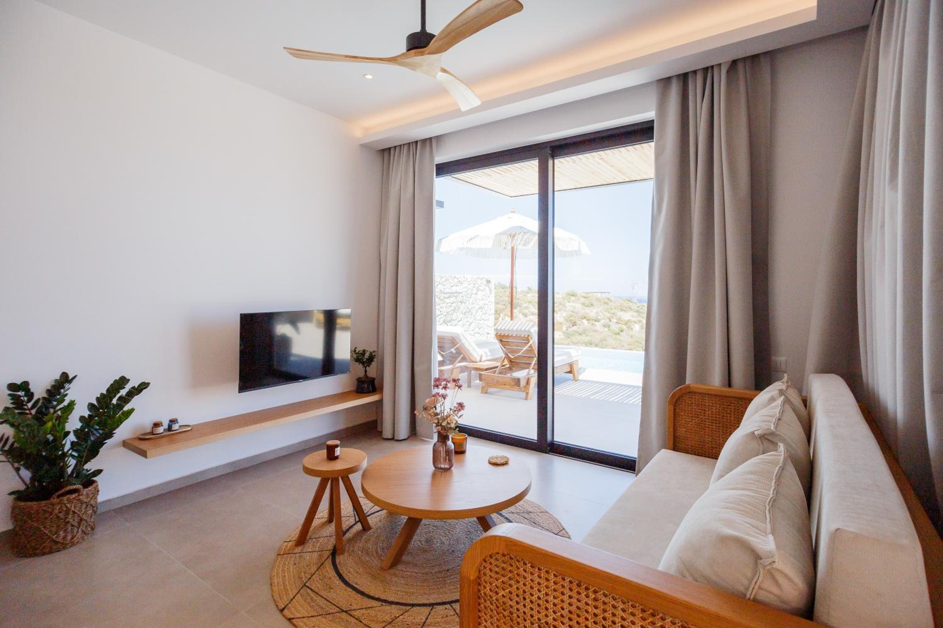 Theros Luxury Suites