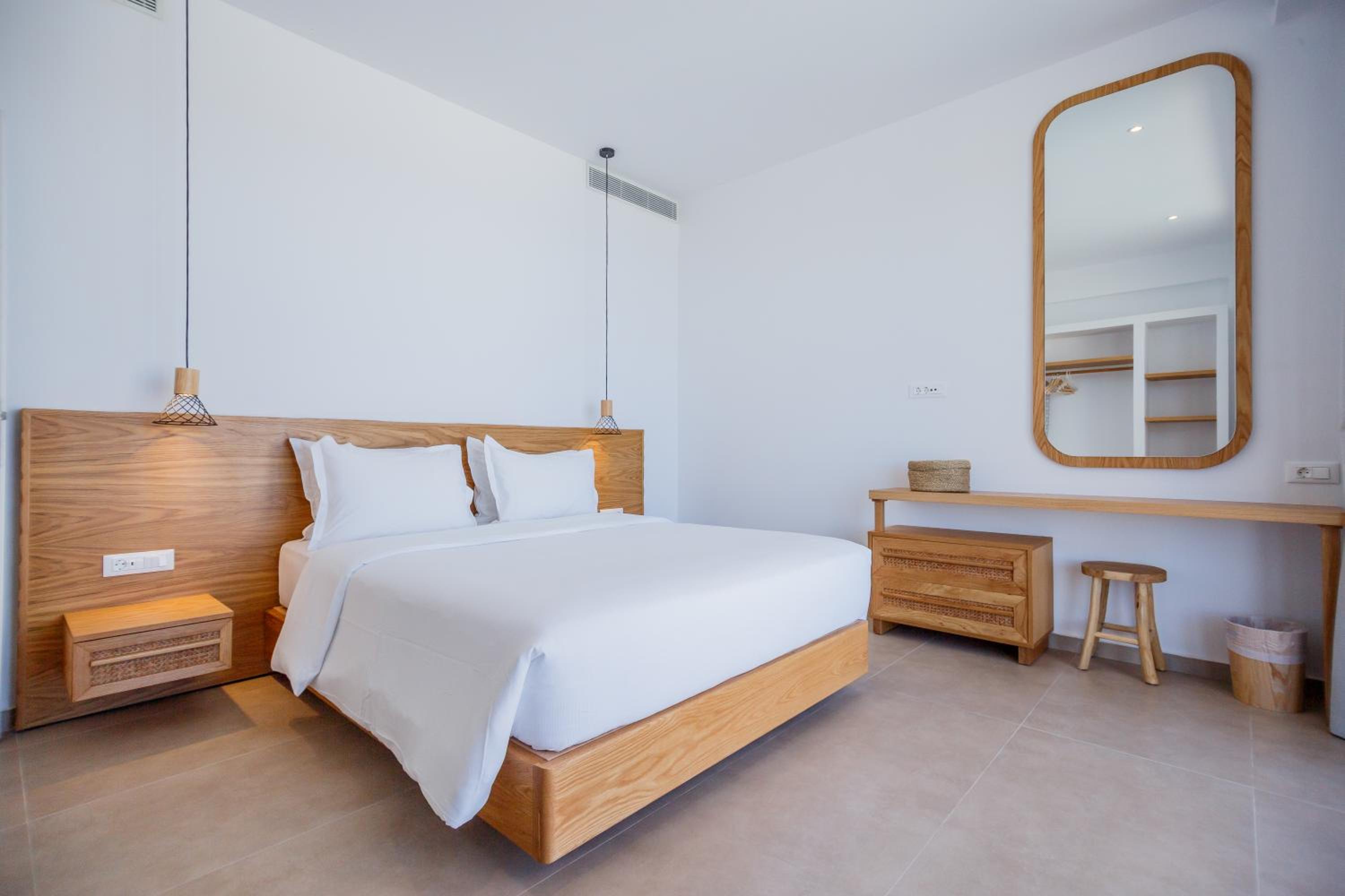 Theros Luxury Suites