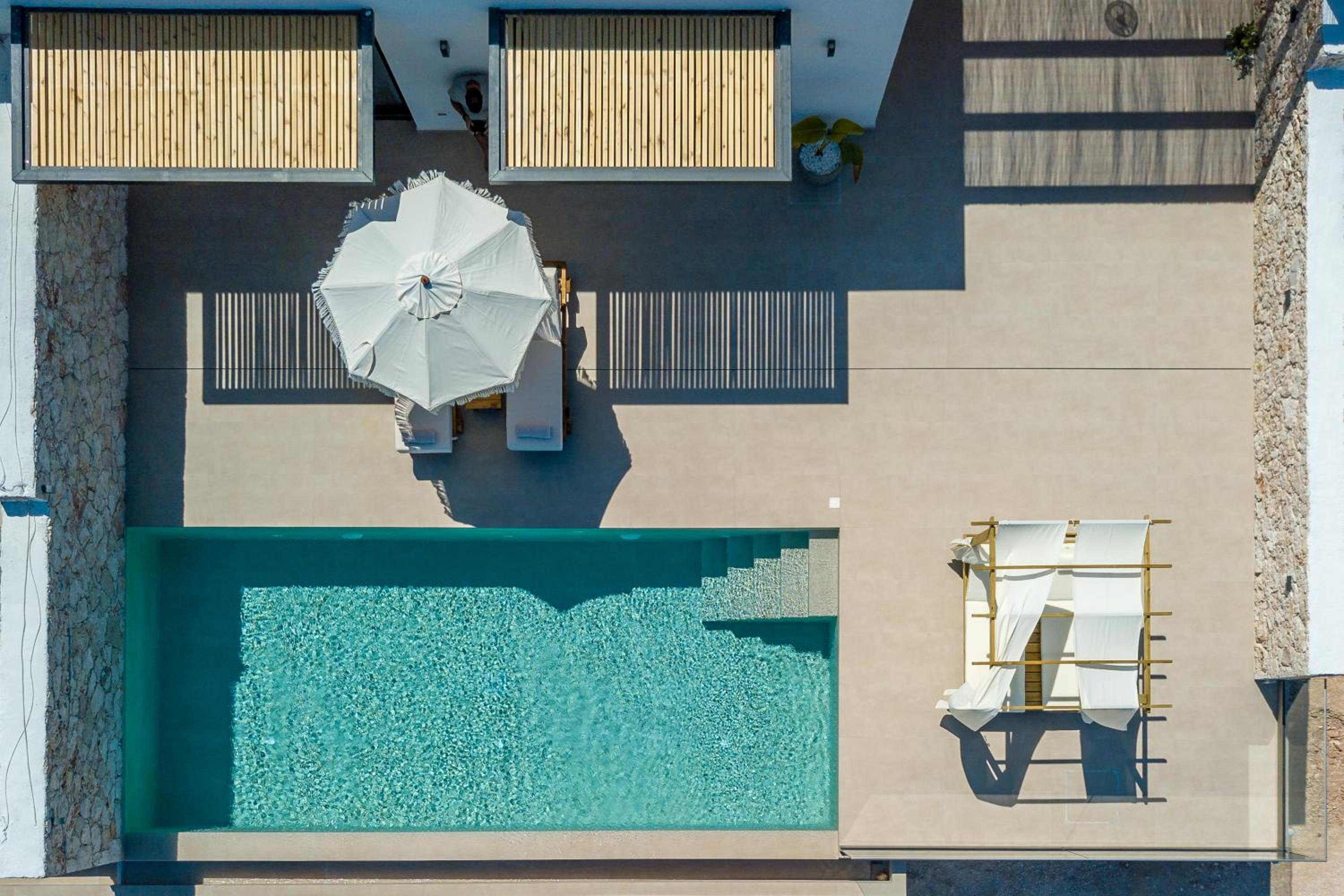 Theros Luxury Suites