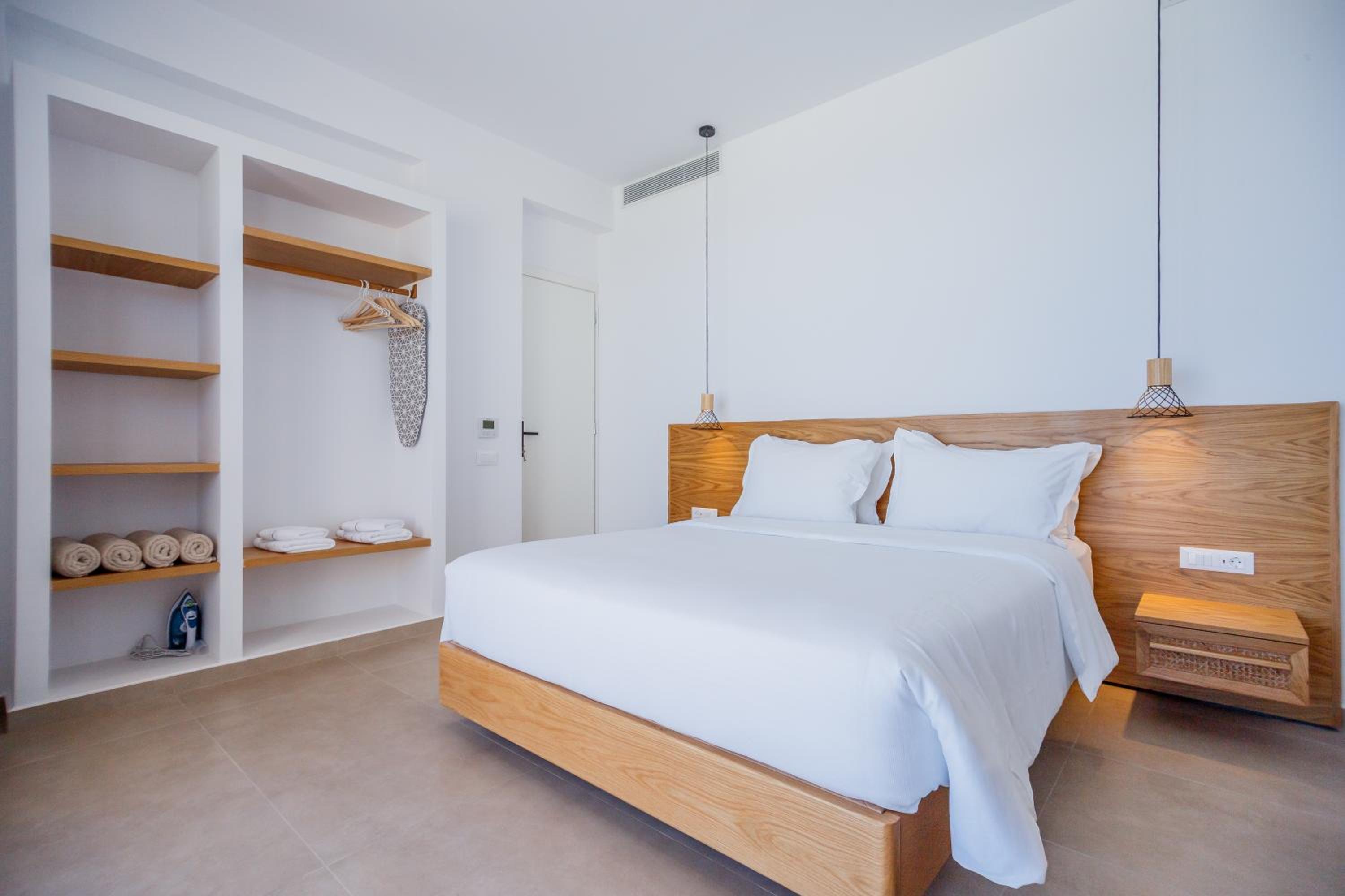 Theros Luxury Suites