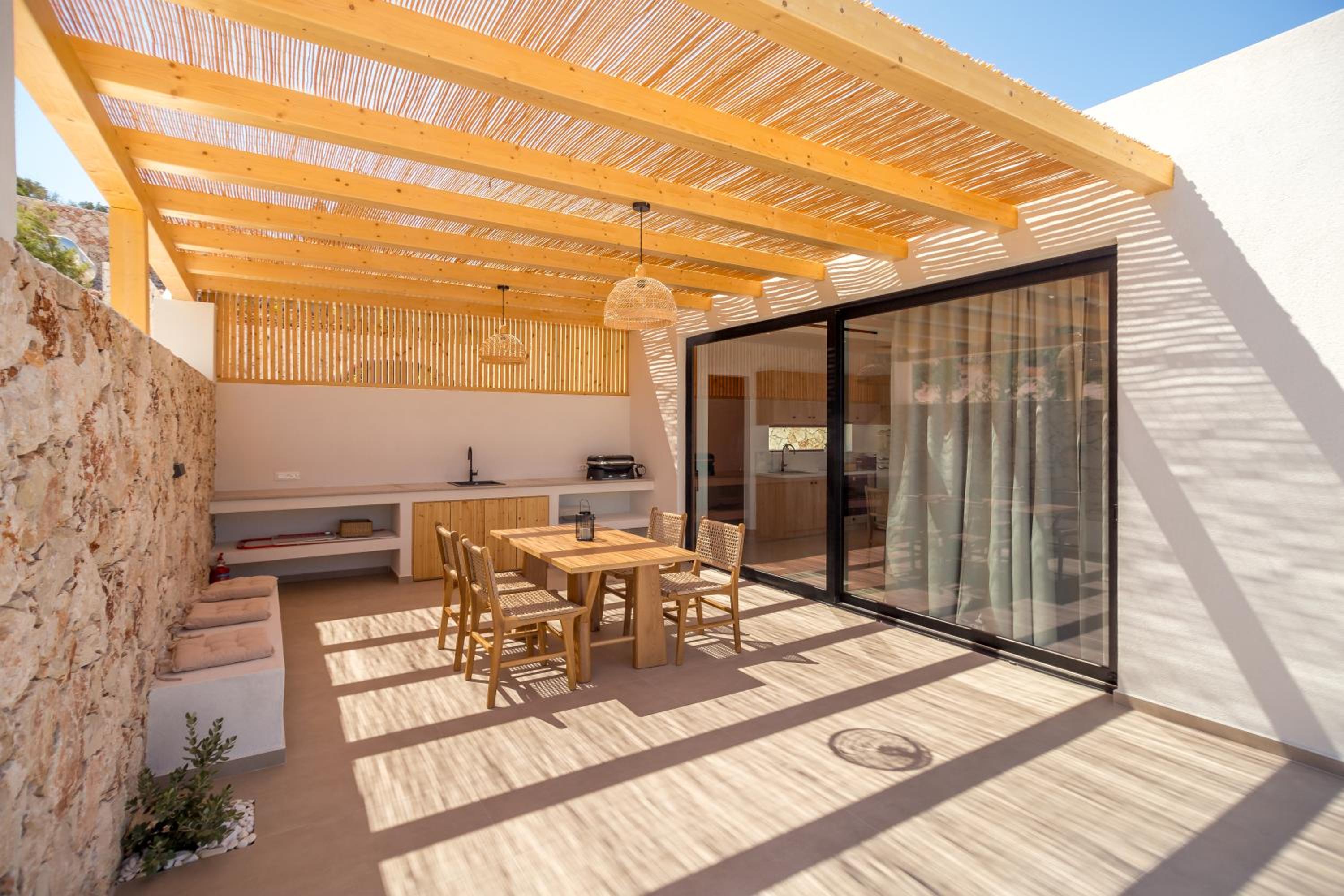 Theros Luxury Suites