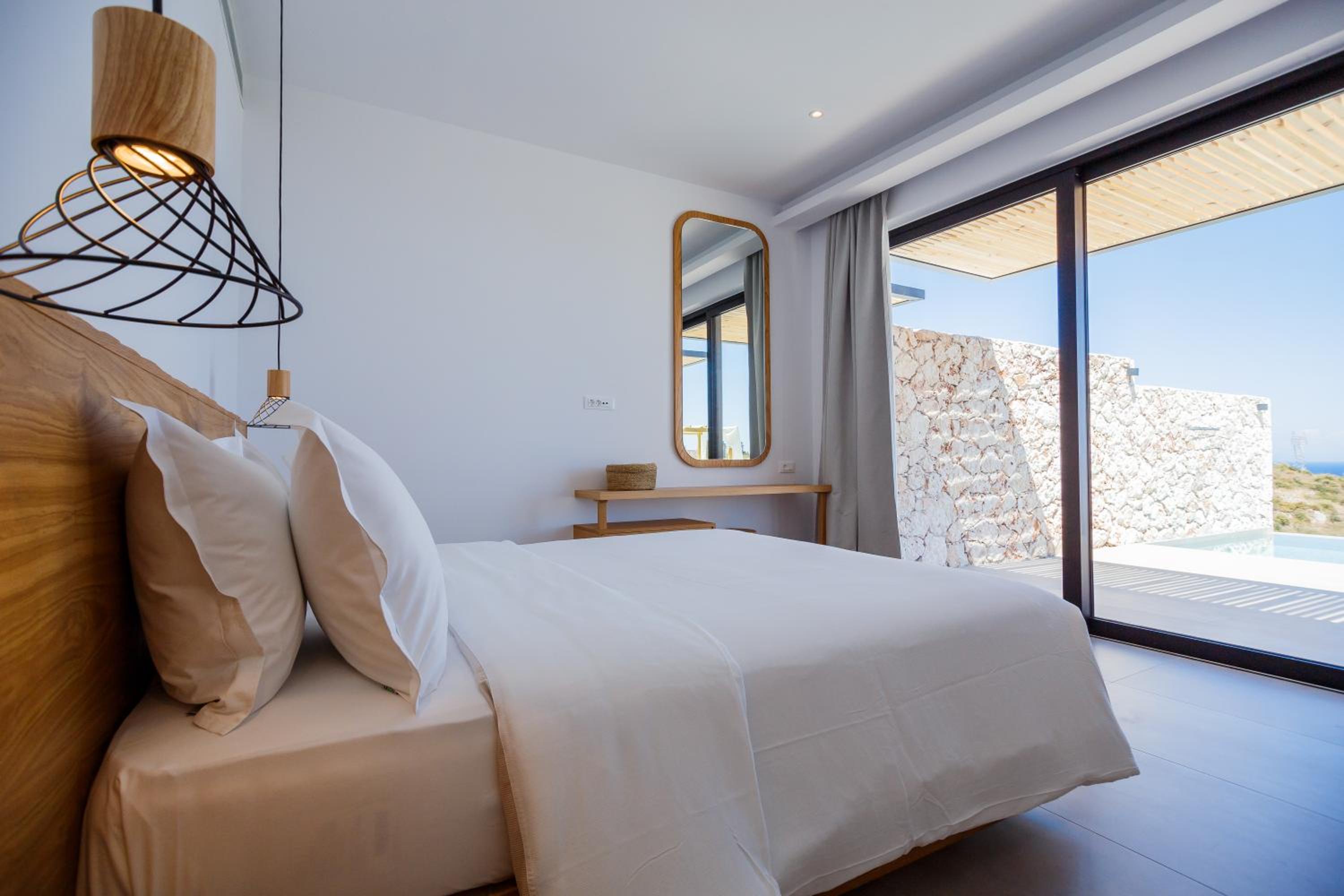 Theros Luxury Suites