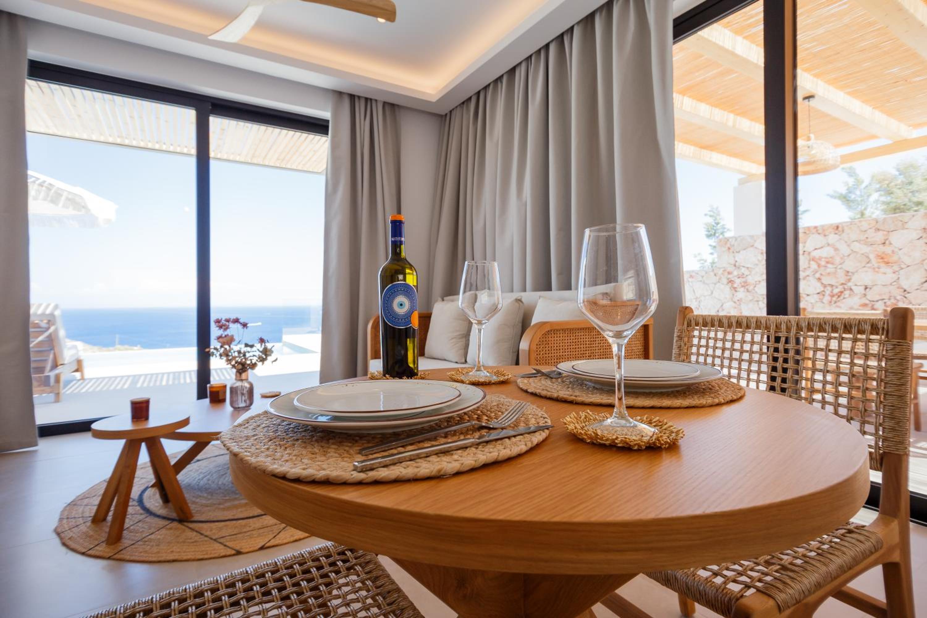 Theros Luxury Suites
