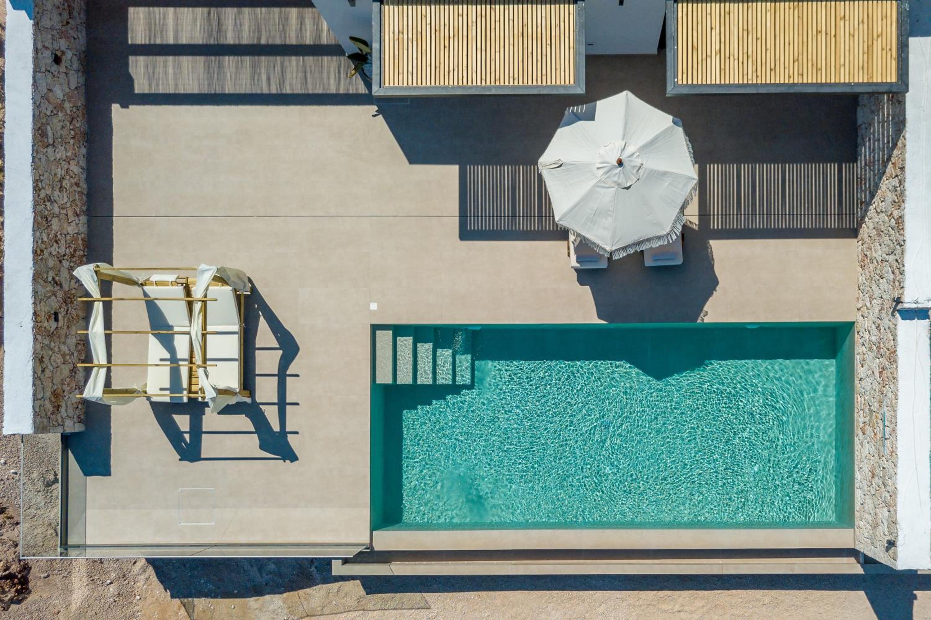 Theros Luxury Suites