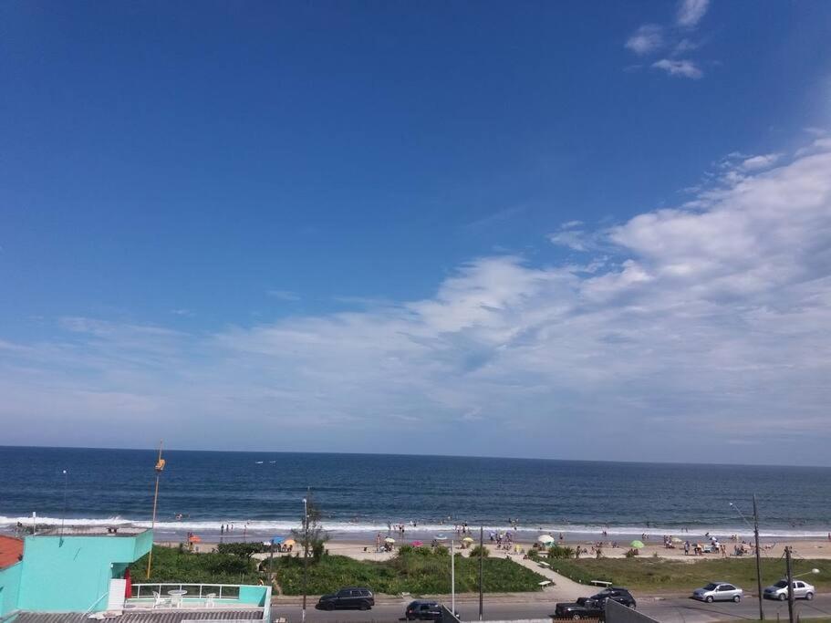 Ensolarado apto com vista para o mar
