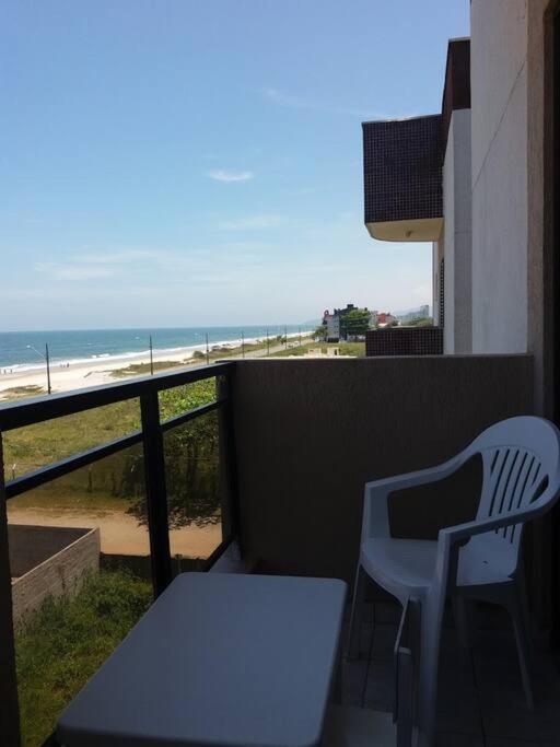 Ensolarado apto com vista para o mar