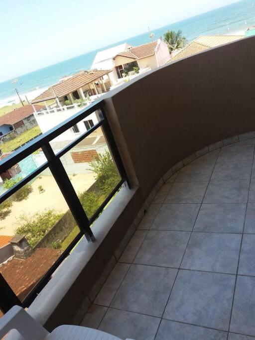Ensolarado apto com vista para o mar