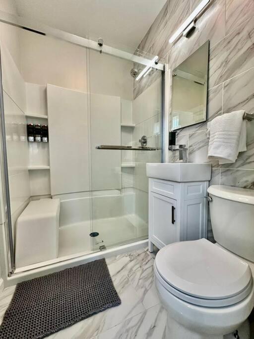 Huge Remodeled House Close to Yale with Backyard view 2