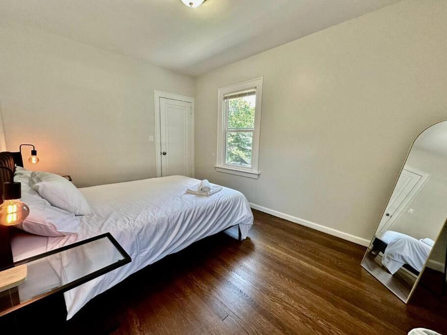 Huge Remodeled House Close to Yale with Backyard view 3