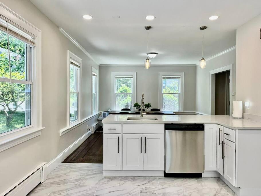 Huge Remodeled House Close to Yale with Backyard view 4