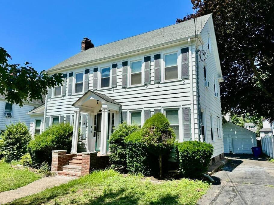 Huge Remodeled House Close to Yale with Backyard view 5