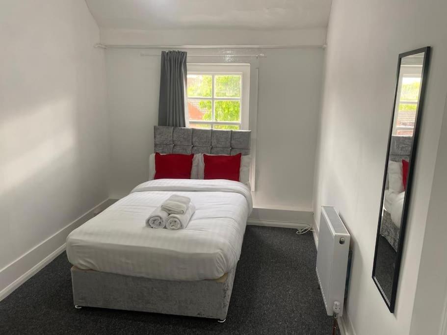 4-Bed Apartment with Free Parking view 3