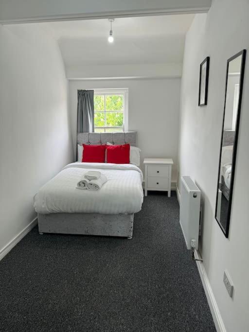 4-Bed Apartment with Free Parking view 4