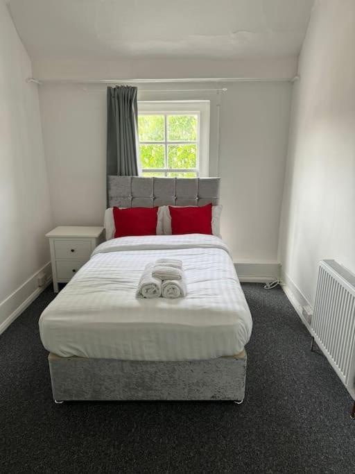 4-Bed Apartment with Free Parking view 5