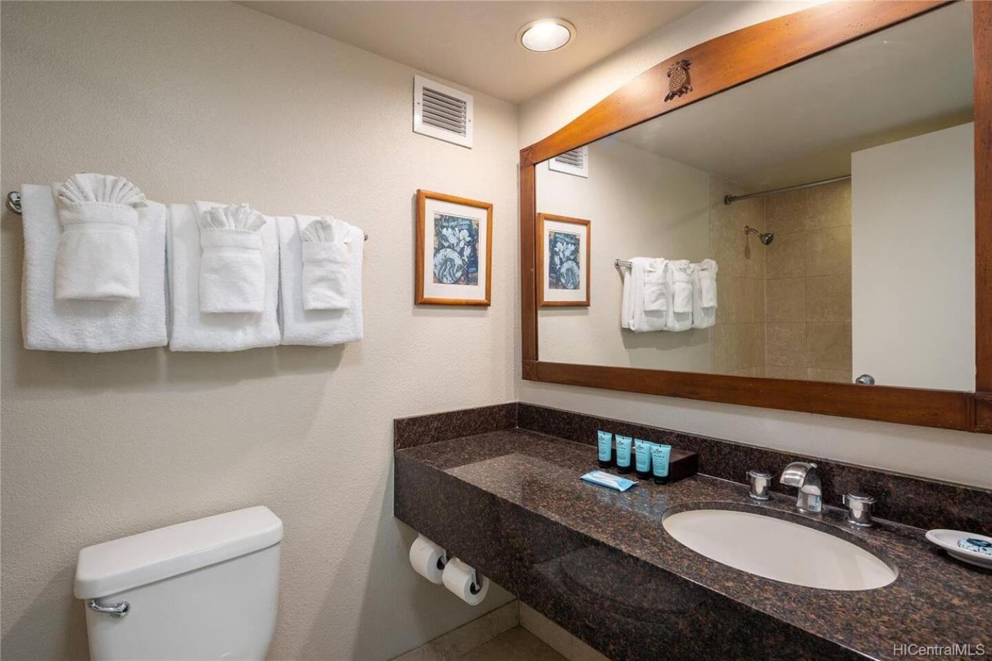 Luana Waikiki Oceanview High Floor Condo 1210