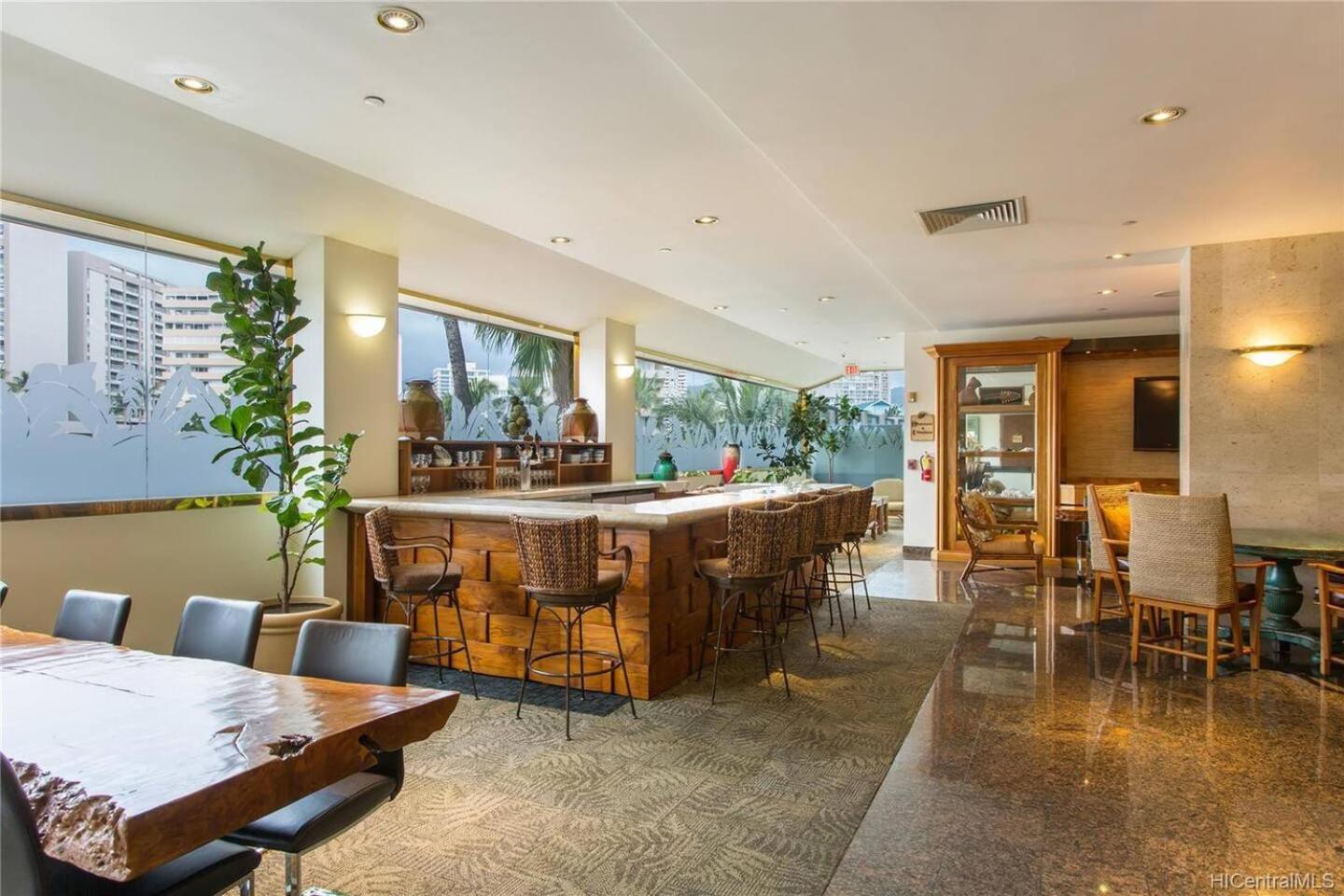 Luana Waikiki Oceanview High Floor Condo 1210