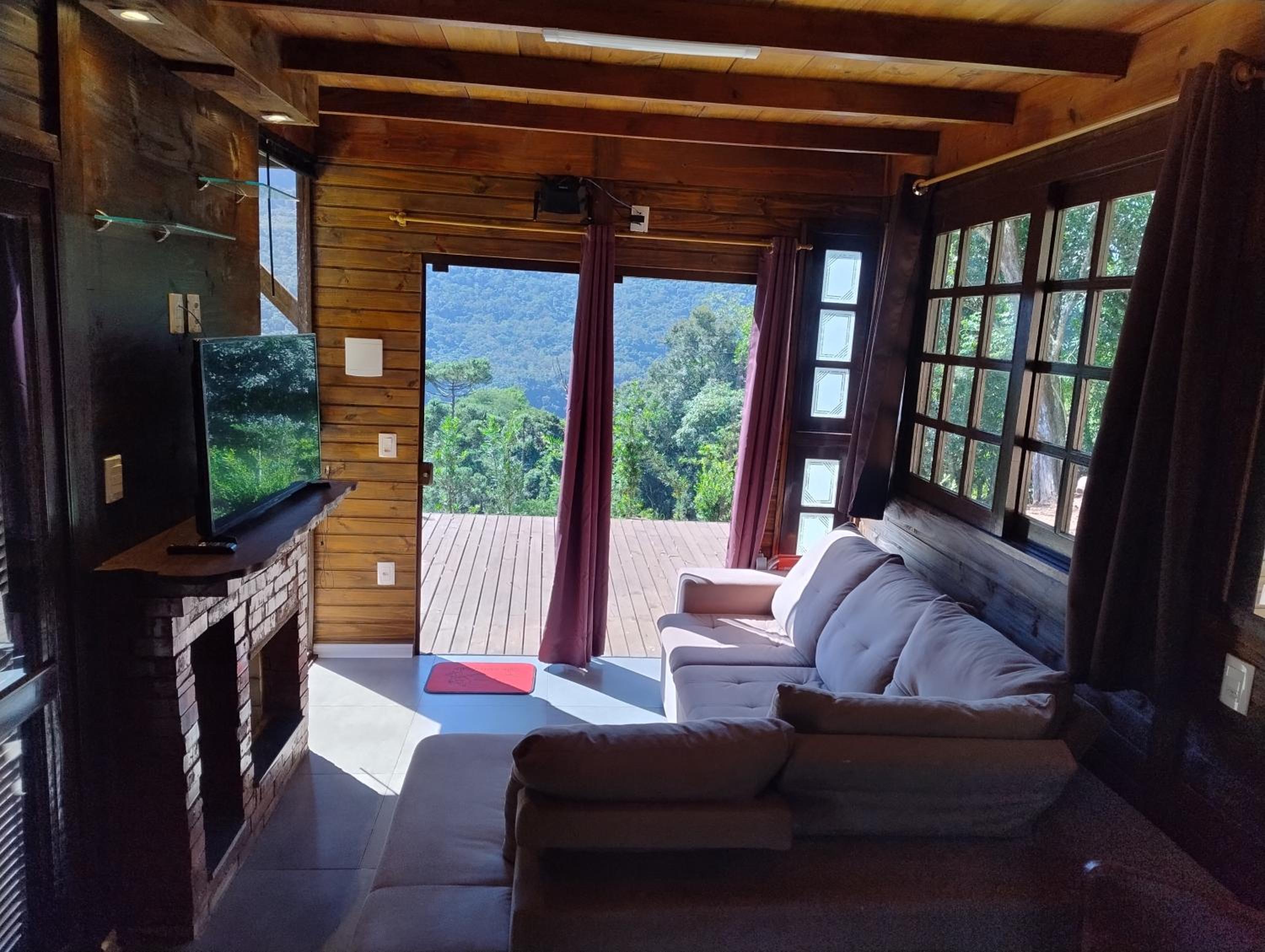 Cabana com banheira na colina